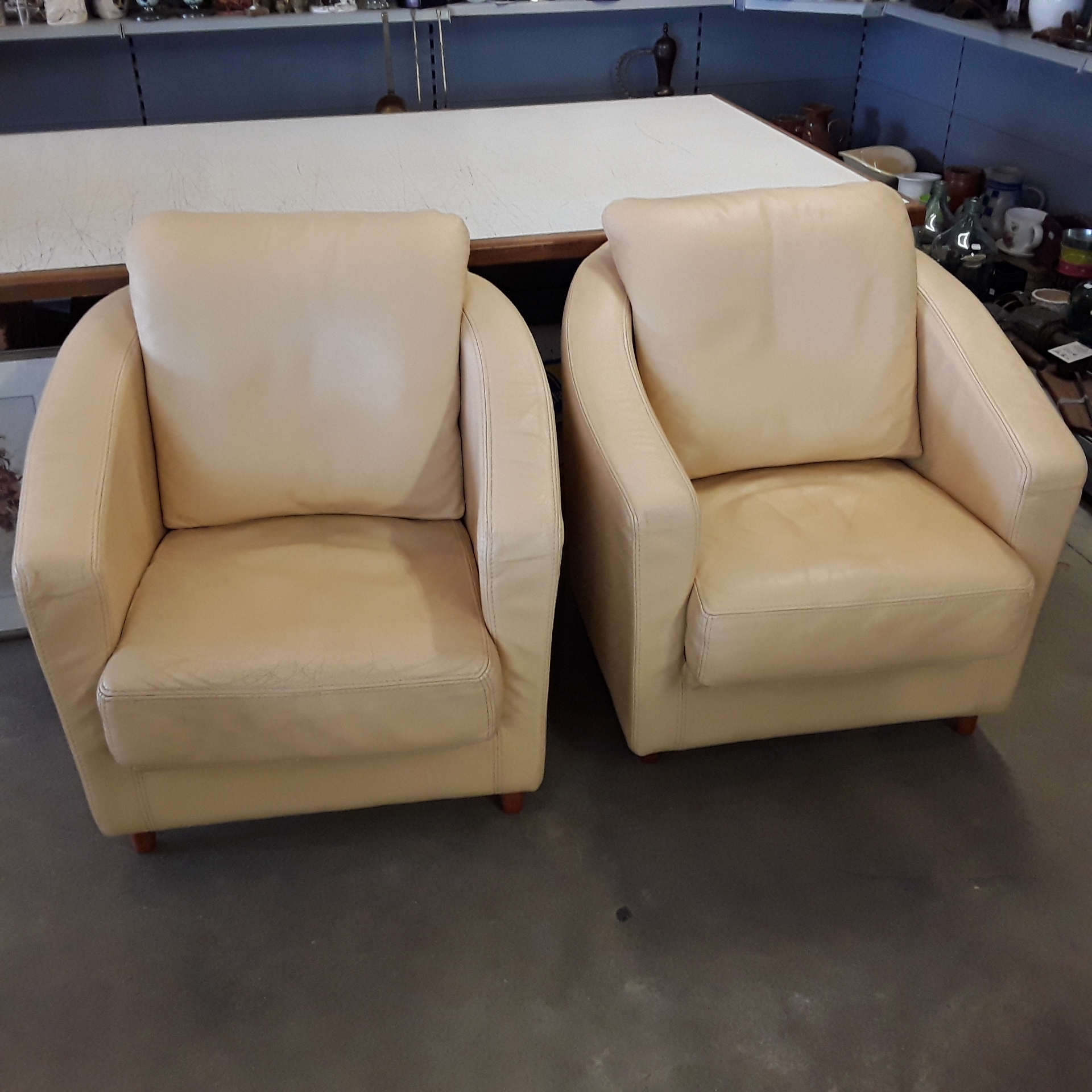 <p>Paire de fauteuils cuir<br />jaune<br />96,00 € T.T.C<br /><a href="/Article/121993?type=depose" style="color:white;" target="_blank">Lien vers l&#39;article</a></p>