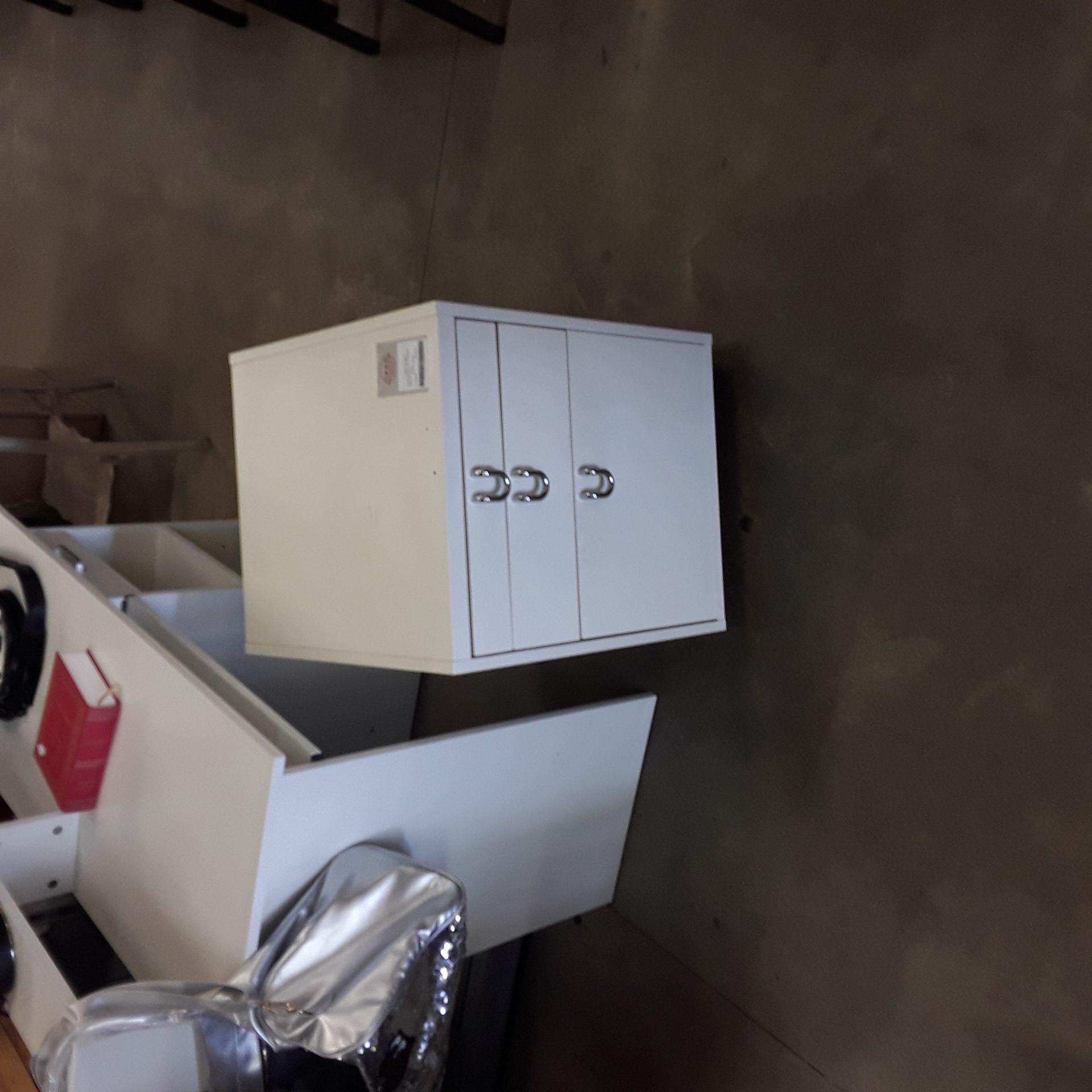 <p>Petit meuble sur roulettes<br /> Blanc 3 tiroir<br />25,00 € T.T.C<br /><a href="/Article/124610?type=depose" style="color:white;" target="_blank">Lien vers l'article</a></p>