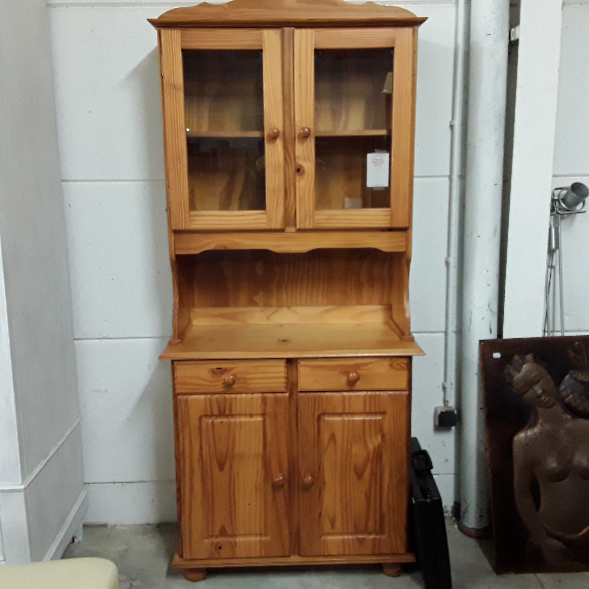 <p>Deux-corps en pin vitré<br />4 portes 2 tiroirs<br />80,00 € T.T.C<br /><a href="/Article/122749?type=depose" style="color:white;" target="_blank">Lien vers l&#39;article</a></p>