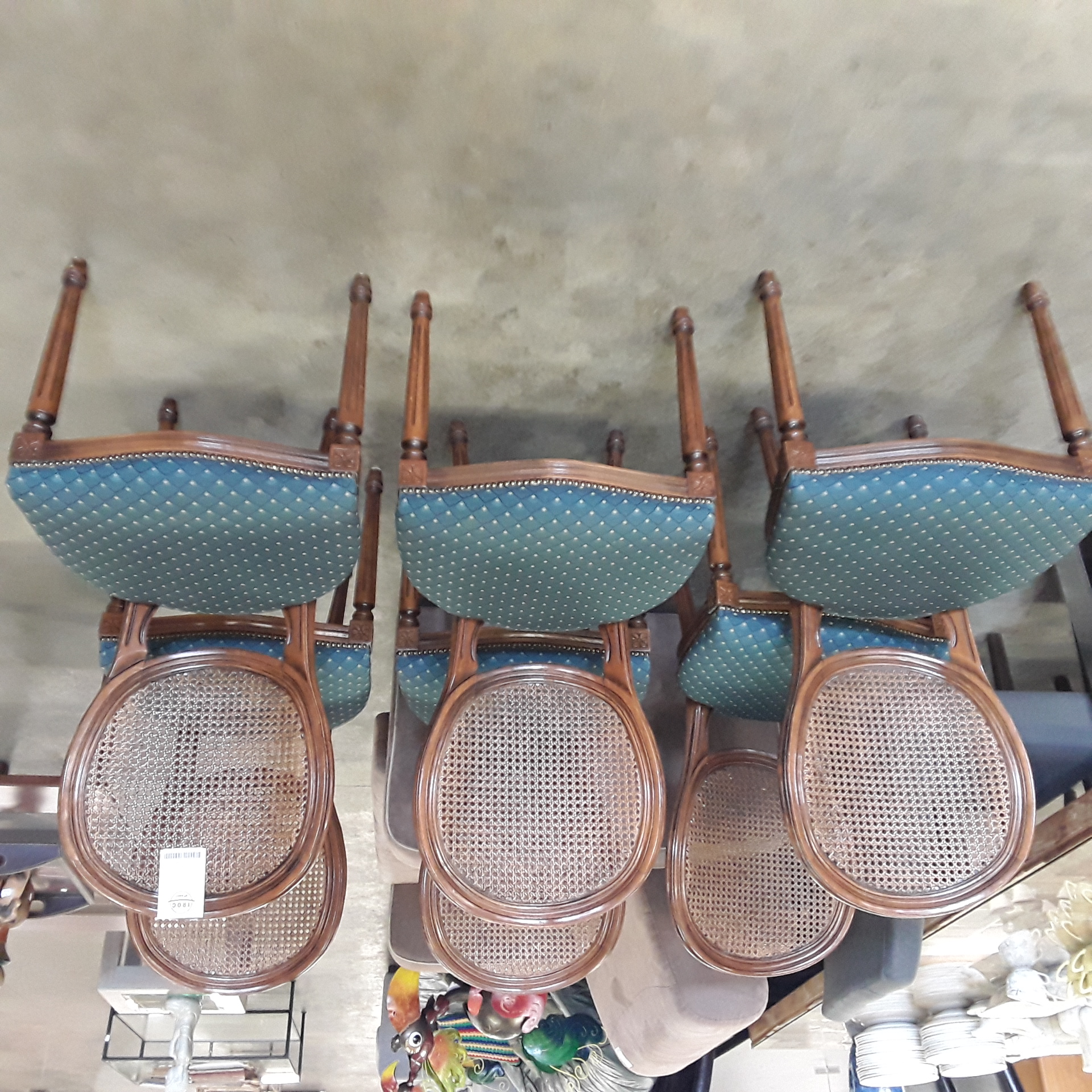 <p>Lot 6 chaises médaillon<br />cannelées<br />95,00 € T.T.C<br /><a href="/Article/123324?type=depose" style="color:white;" target="_blank">Lien vers l'article</a></p>