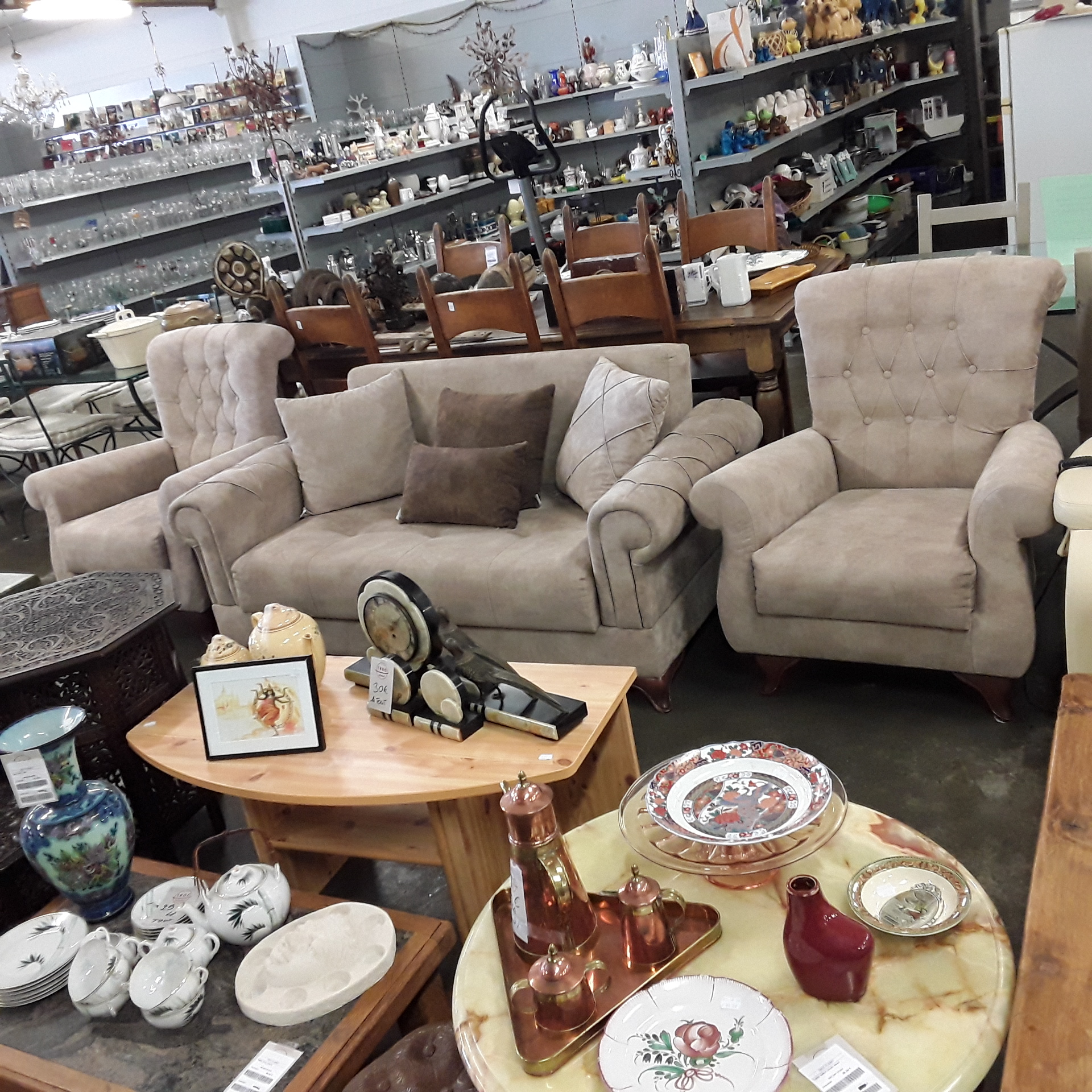 <p>Salon fauteuil 2 places<br />+ 2 fauteuils 1 place<br />250,00 € T.T.C<br /><a href="/Article/121638?type=depose" style="color:white;" target="_blank">Lien vers l&#39;article</a></p>
