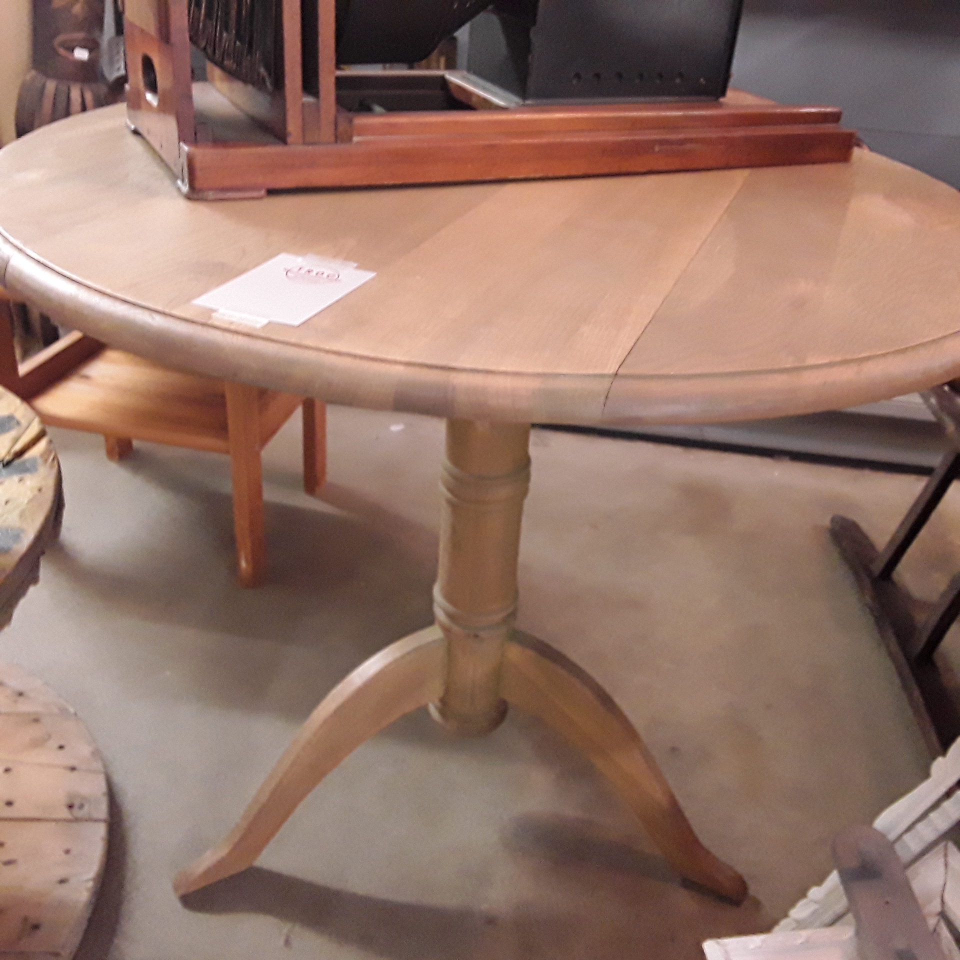 <p>Table guéridon chêne clair<br />80,00 € T.T.C<br /><a href="/Article/122381?type=depose" style="color:white;" target="_blank">Lien vers l&#39;article</a></p>