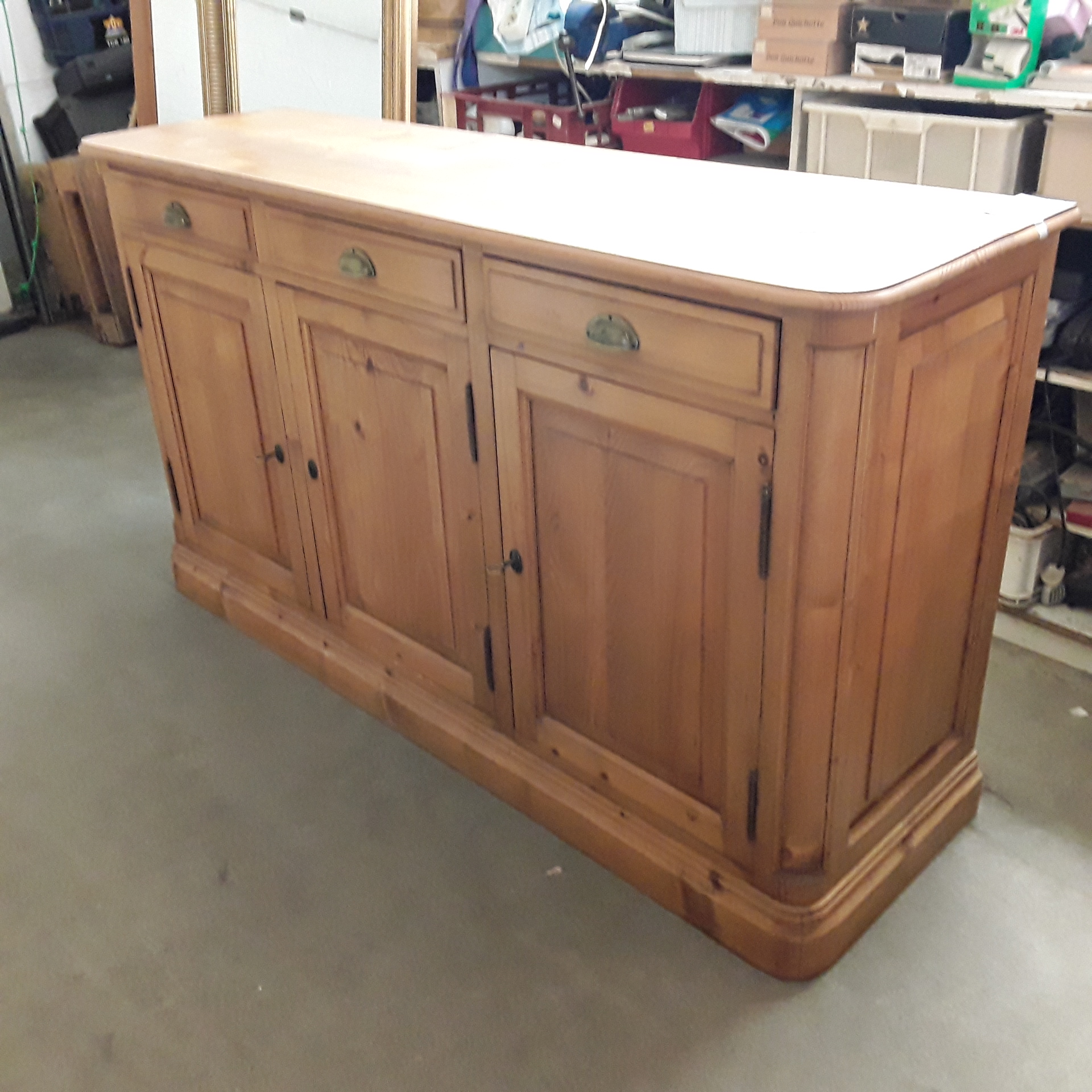 <p>Dresse 3 portes 3 tiroirs<br />en pin<br />180,00 € T.T.C<br /><a href="/Article/122713?type=depose" style="color:white;" target="_blank">Lien vers l'article</a></p>