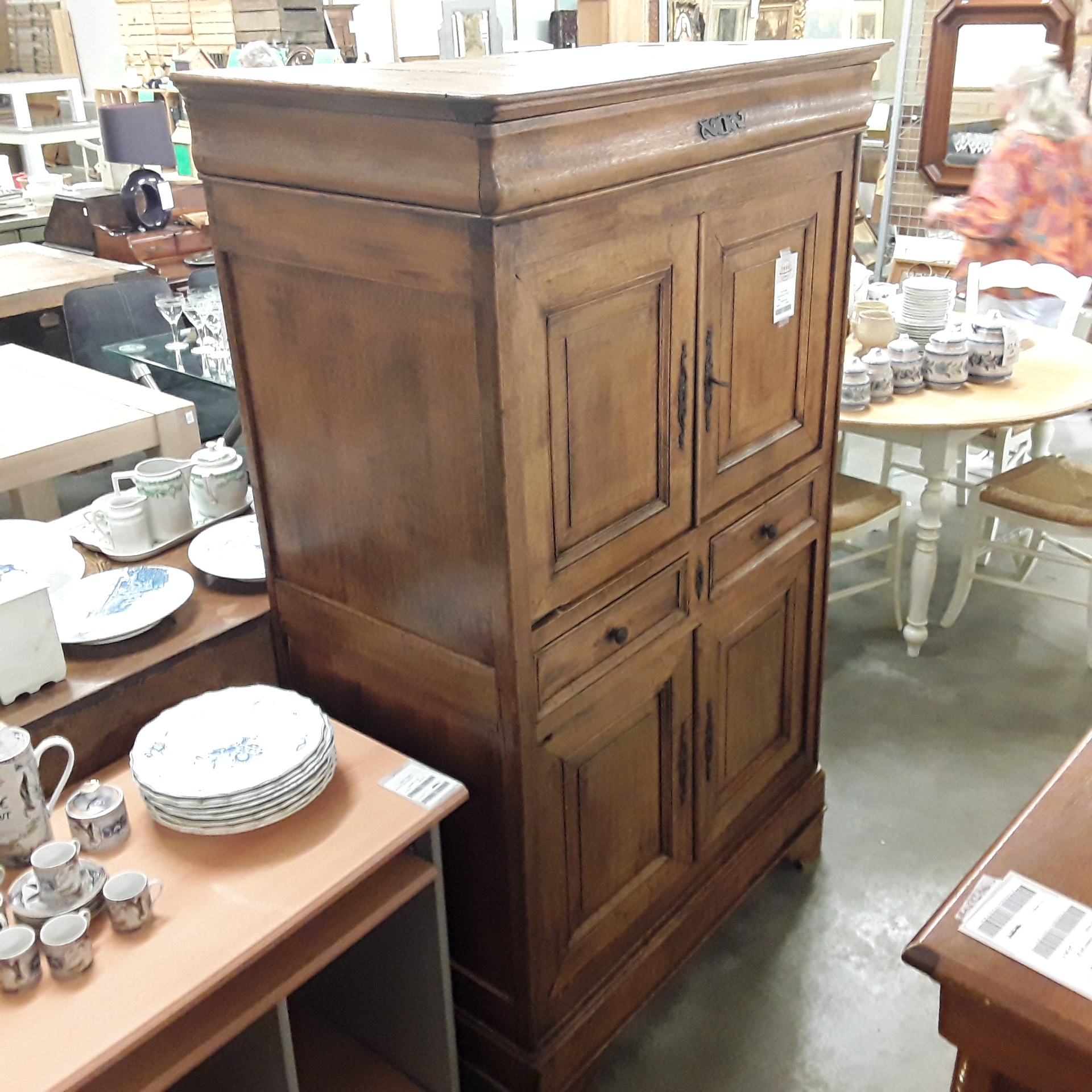 <p>Meuble 4 portes 2 tiroirs<br />en chêne<br />100,00 € T.T.C<br /><a href="/Article/121578?type=depose" style="color:white;" target="_blank">Lien vers l&#39;article</a></p>