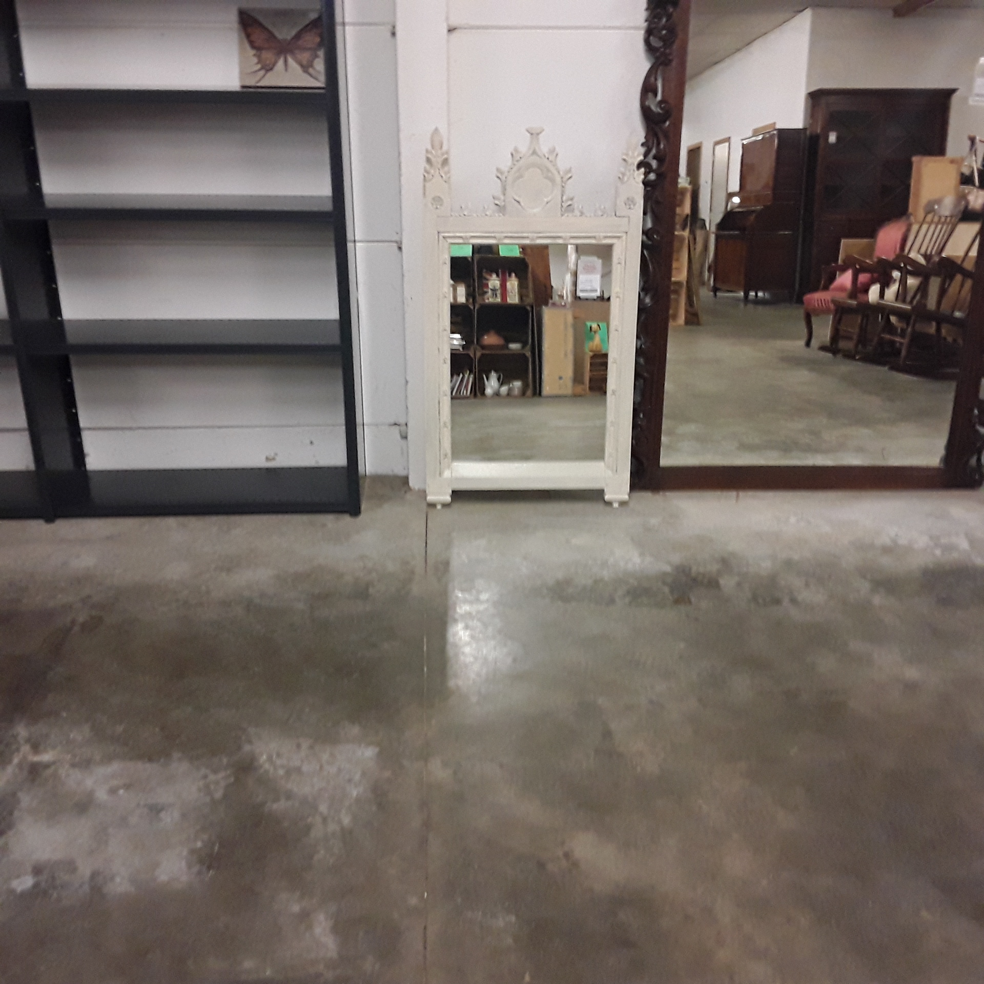 <p>Miroir blanc travaillé <br />baroque<br />40,00 € T.T.C<br /><a href="/Article/123004?type=depose" style="color:white;" target="_blank">Lien vers l'article</a></p>