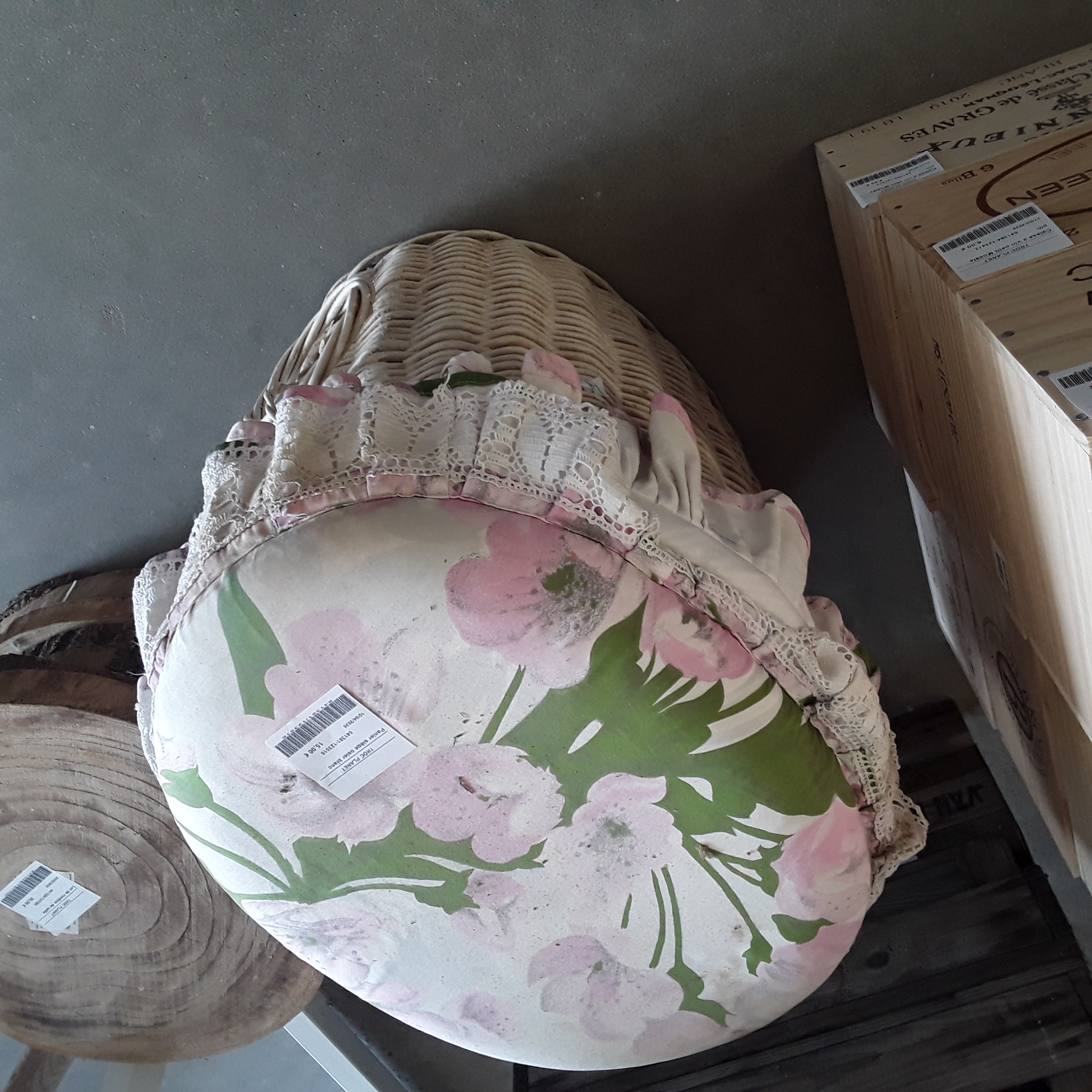 <p>Panier siège osier blanc<br />15,00 € T.T.C<br /><a href="/Article/123516?type=depose" style="color:white;" target="_blank">Lien vers l'article</a></p>