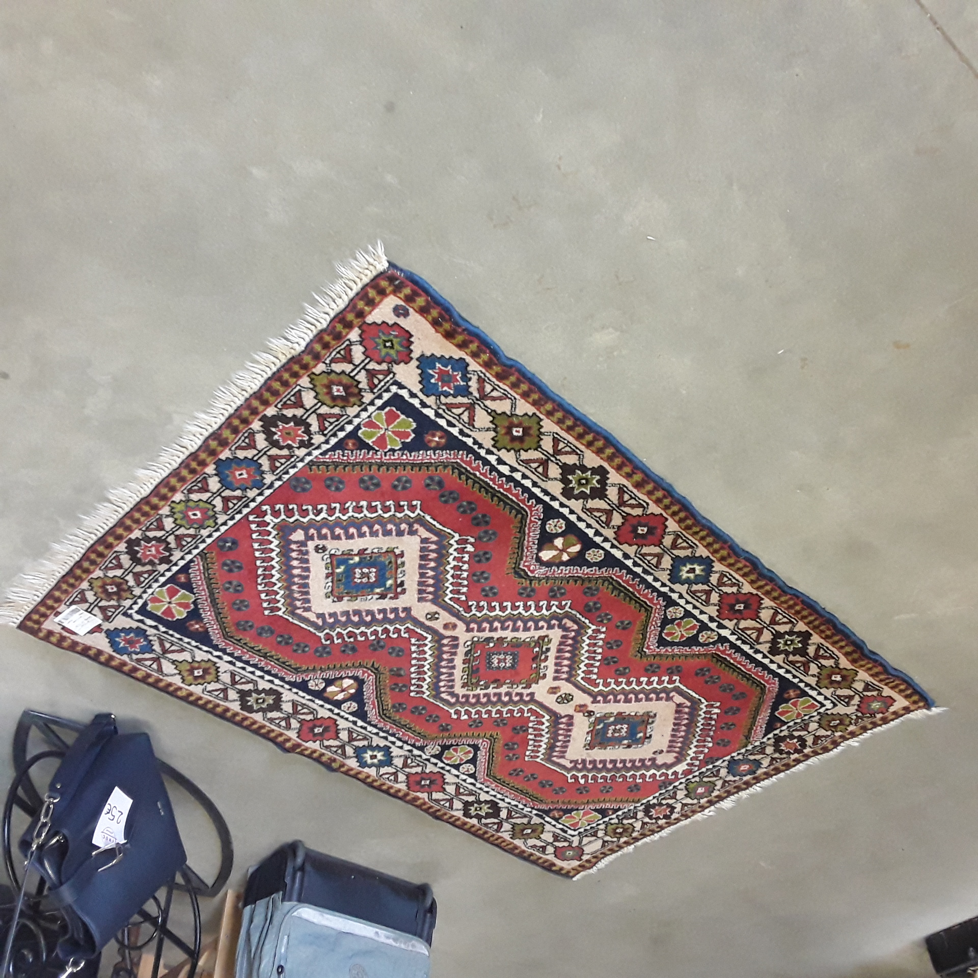 <p>Tapis d'Iran 100 * 150 Cm<br />75,00 € T.T.C<br /><a href="/Article/124556?type=depose" style="color:white;" target="_blank">Lien vers l'article</a></p>