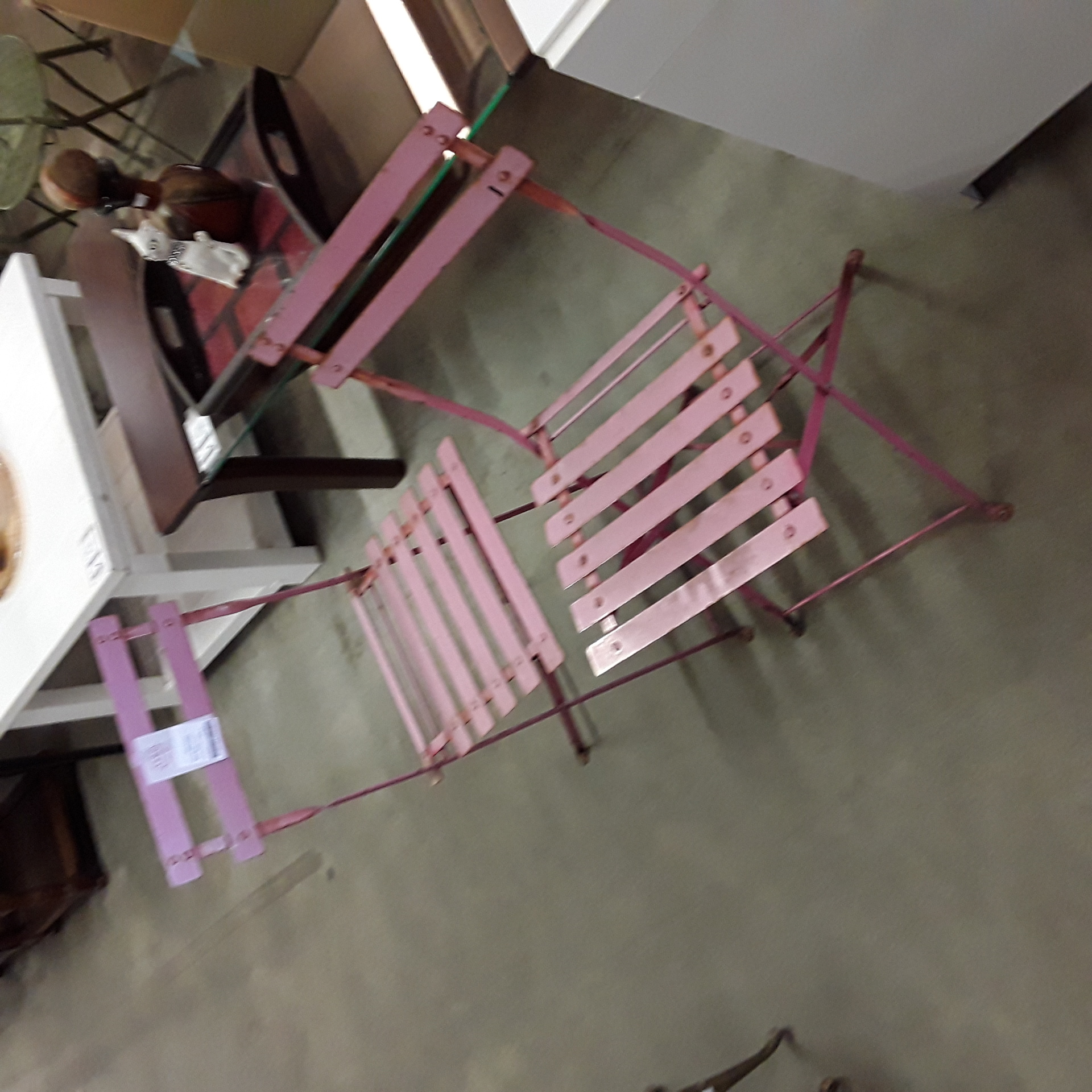 <p>Paire de chaises bistro<br /> Rose métal<br />15,00 € T.T.C<br /><a href="/Article/123761?type=depose" style="color:white;" target="_blank">Lien vers l'article</a></p>