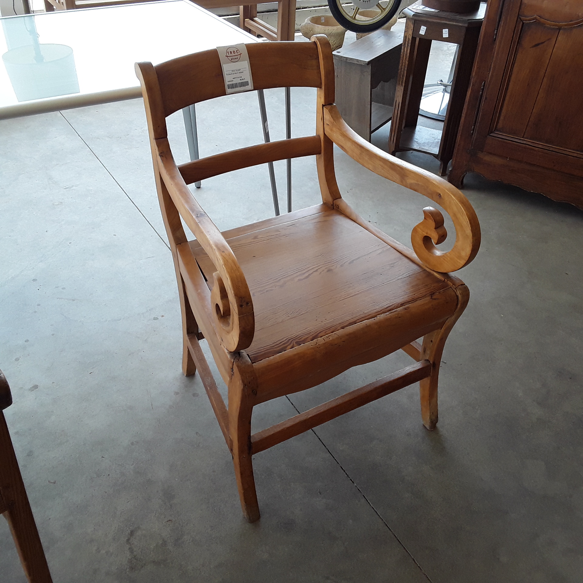 <p>Fauteuil ancien à retaper<br />40,00 € T.T.C<br /><a href="/Article/121558?type=depose" style="color:white;" target="_blank">Lien vers l&#39;article</a></p>