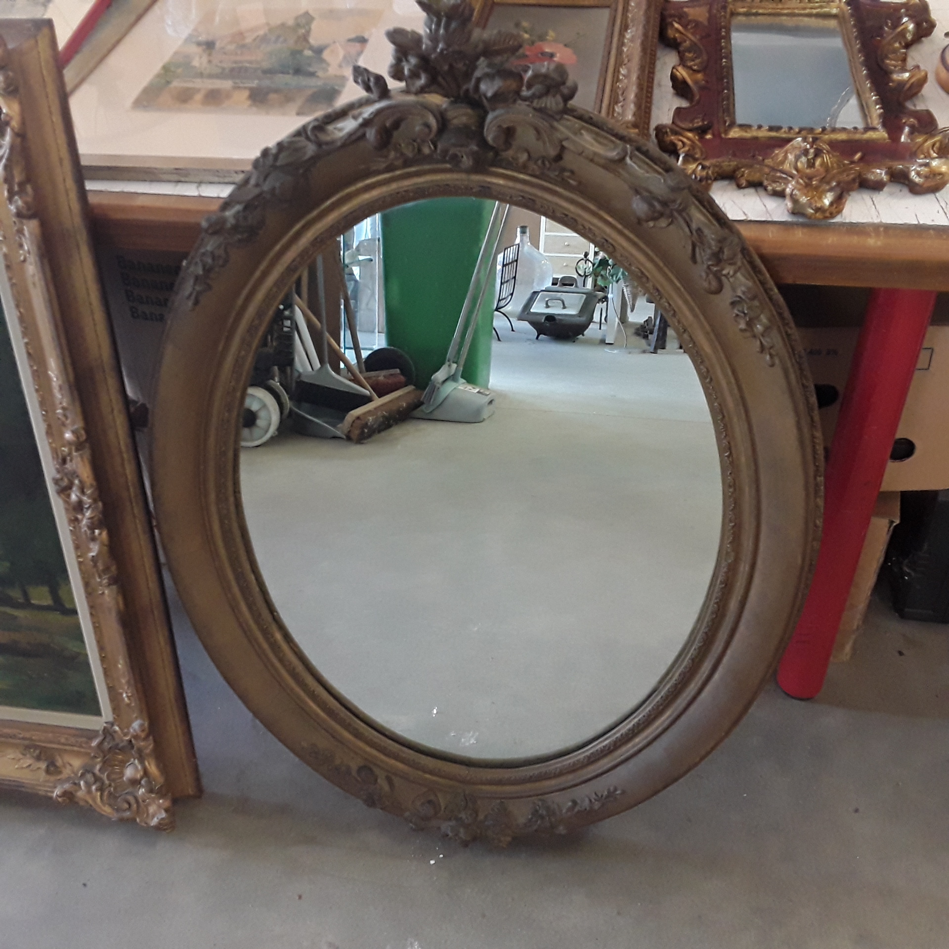 <p>Miroir ovale bois doré<br />40,00 € T.T.C<br /><a href="/Article/122240?type=depose" style="color:white;" target="_blank">Lien vers l&#39;article</a></p>
