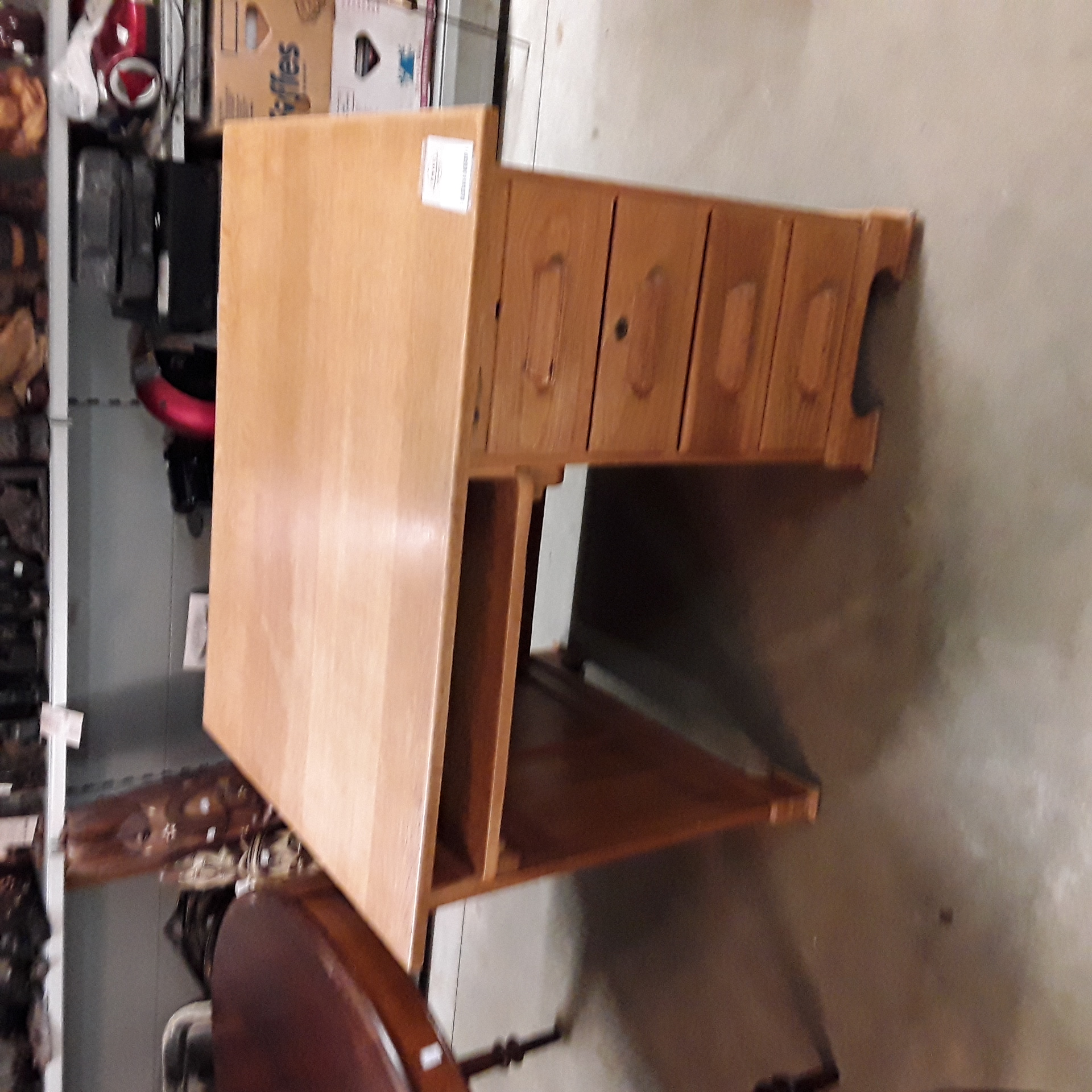 <p>Bureau en chêne clair <br />4 tiroirs<br />100,00 € T.T.C<br /><a href="/Article/123279?type=depose" style="color:white;" target="_blank">Lien vers l'article</a></p>