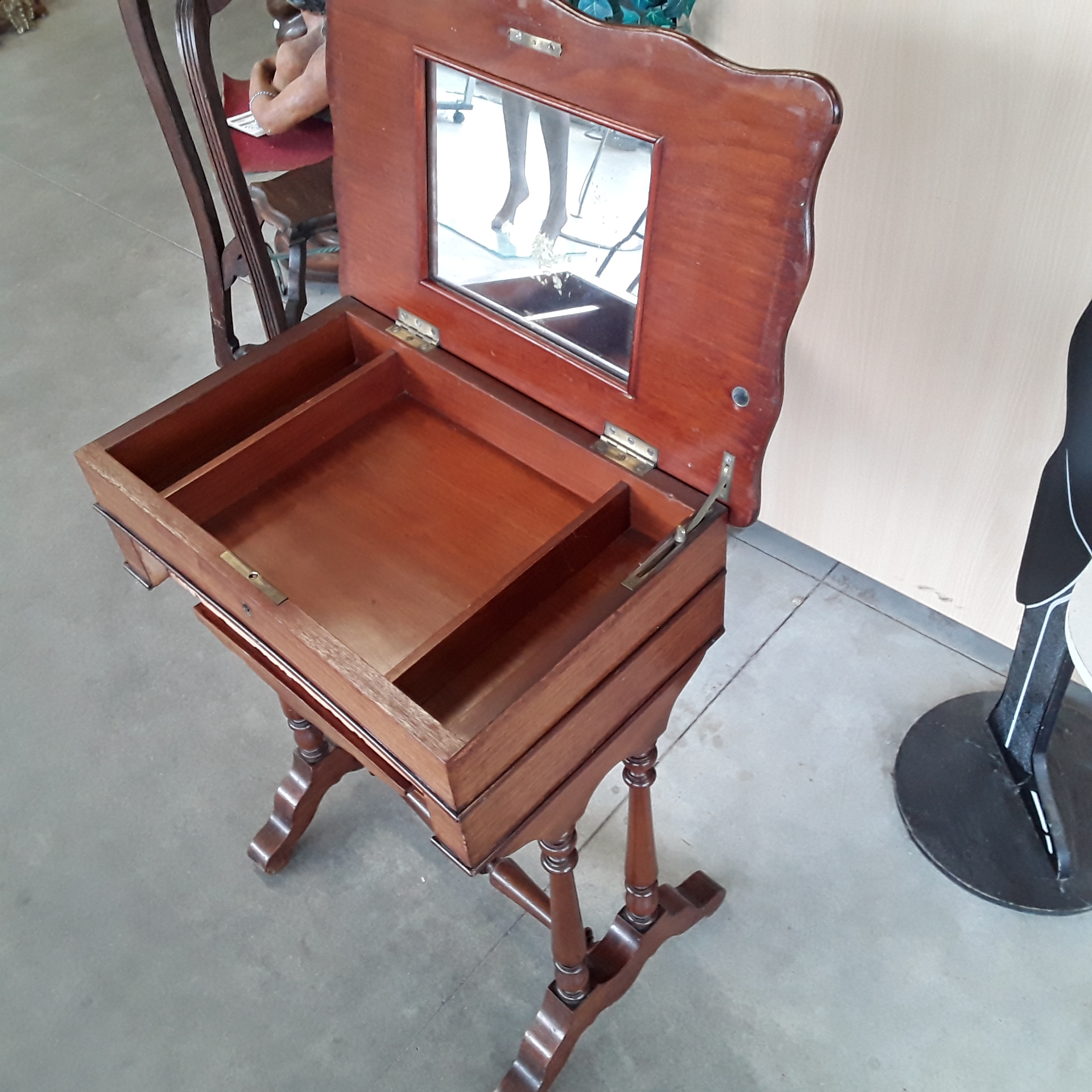 <p>Coiffeuse en acajou<br />30,00 € T.T.C<br /><a href="/Article/122876?type=depose" style="color:white;" target="_blank">Lien vers l&#39;article</a></p>