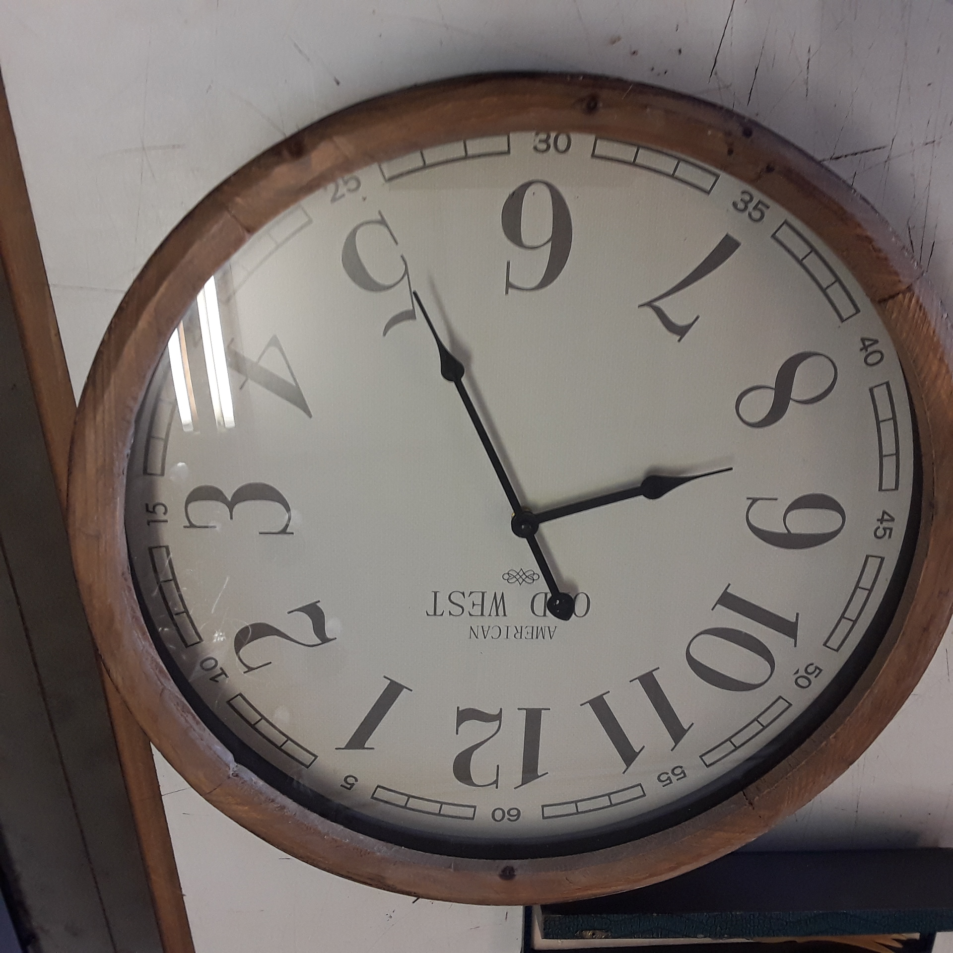 <p>Horloge mural Style rustique<br />25,00 € T.T.C<br /><a href="/Article/124479?type=depose" style="color:white;" target="_blank">Lien vers l'article</a></p>