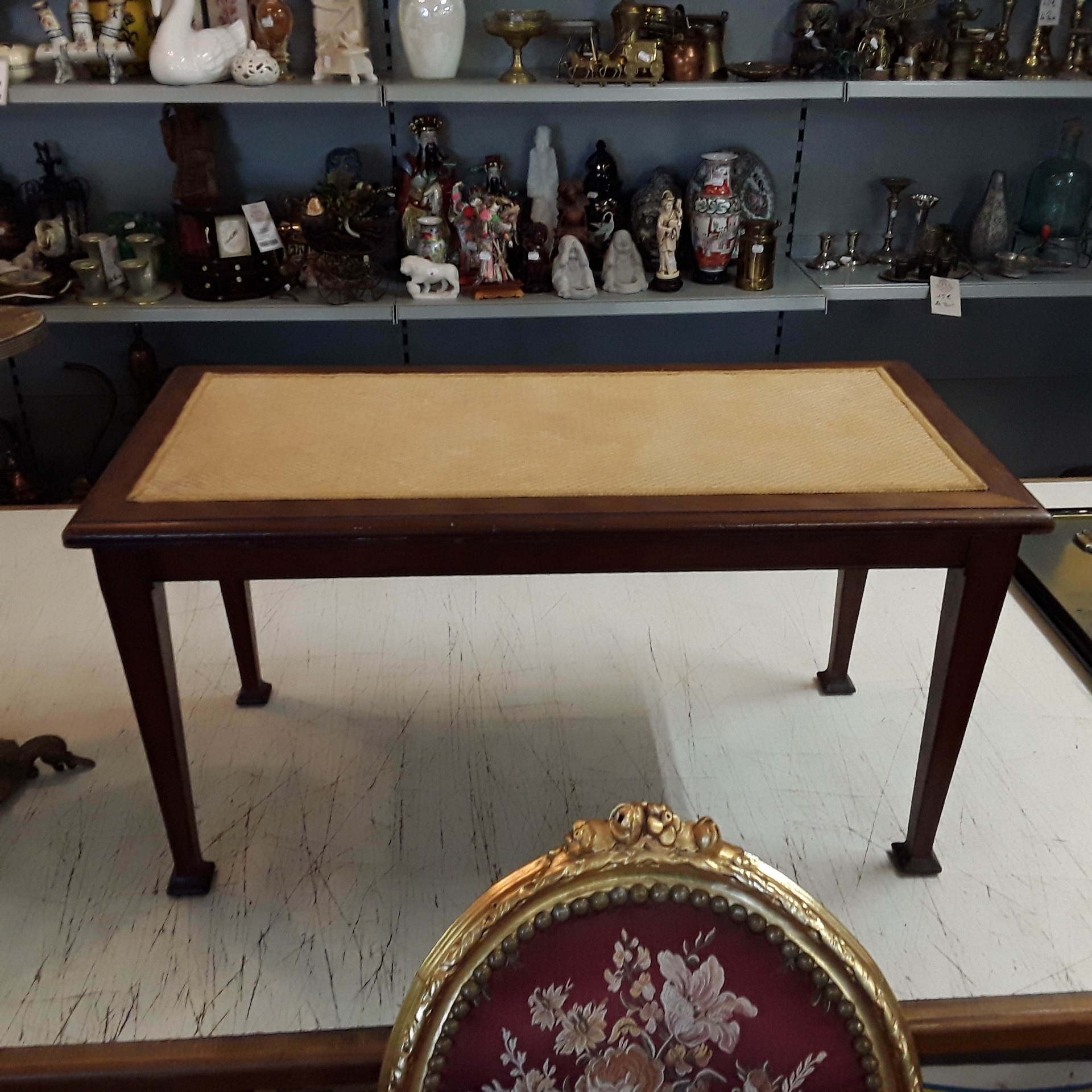 <p>Banquette style Louis XVI<br />24,00 € T.T.C<br /><a href="/Article/122403?type=depose" style="color:white;" target="_blank">Lien vers l&#39;article</a></p>