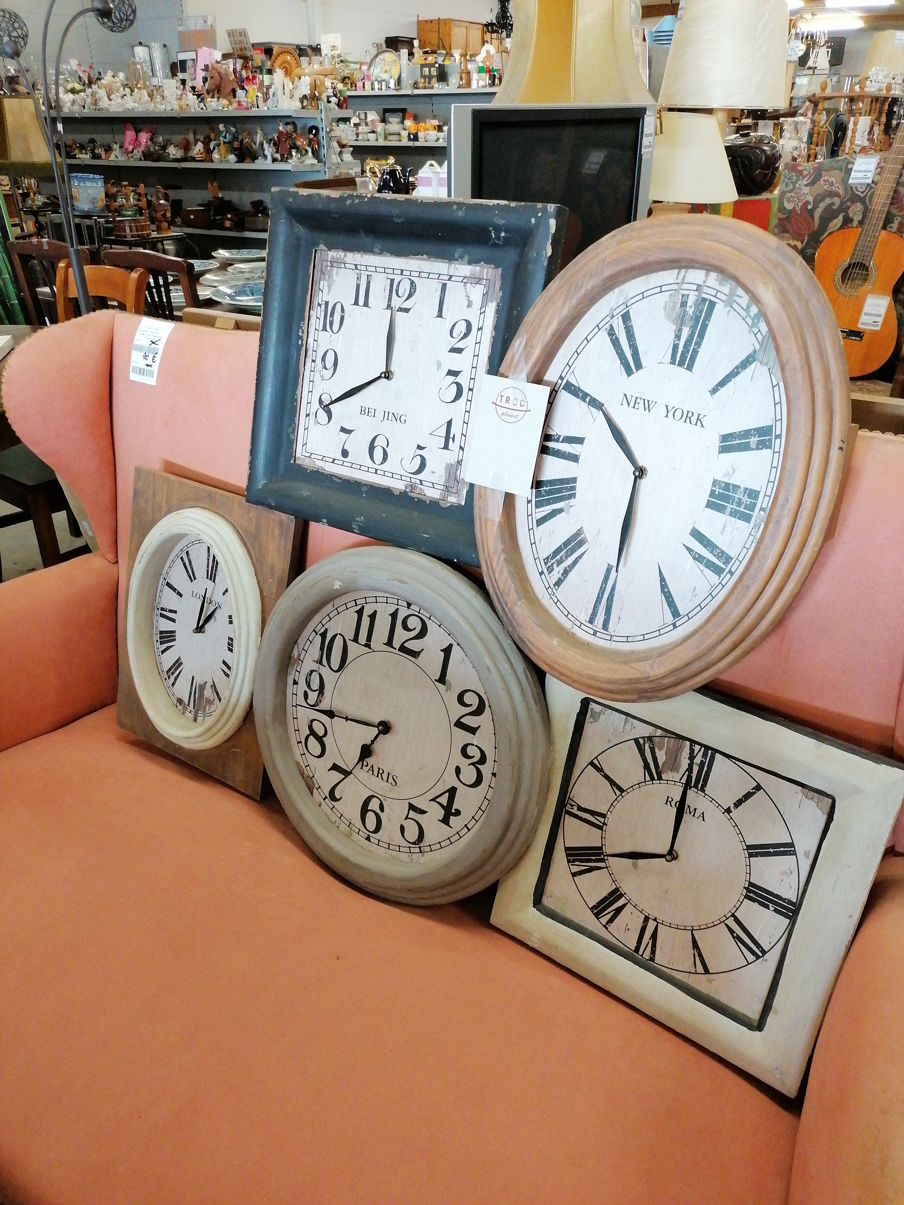 <p>Horloge 5 pays<br />30,00 € T.T.C<br /><a href="/Article/112197?type=depose" style="color:white;" target="_blank">Lien vers l&#39;article</a></p>