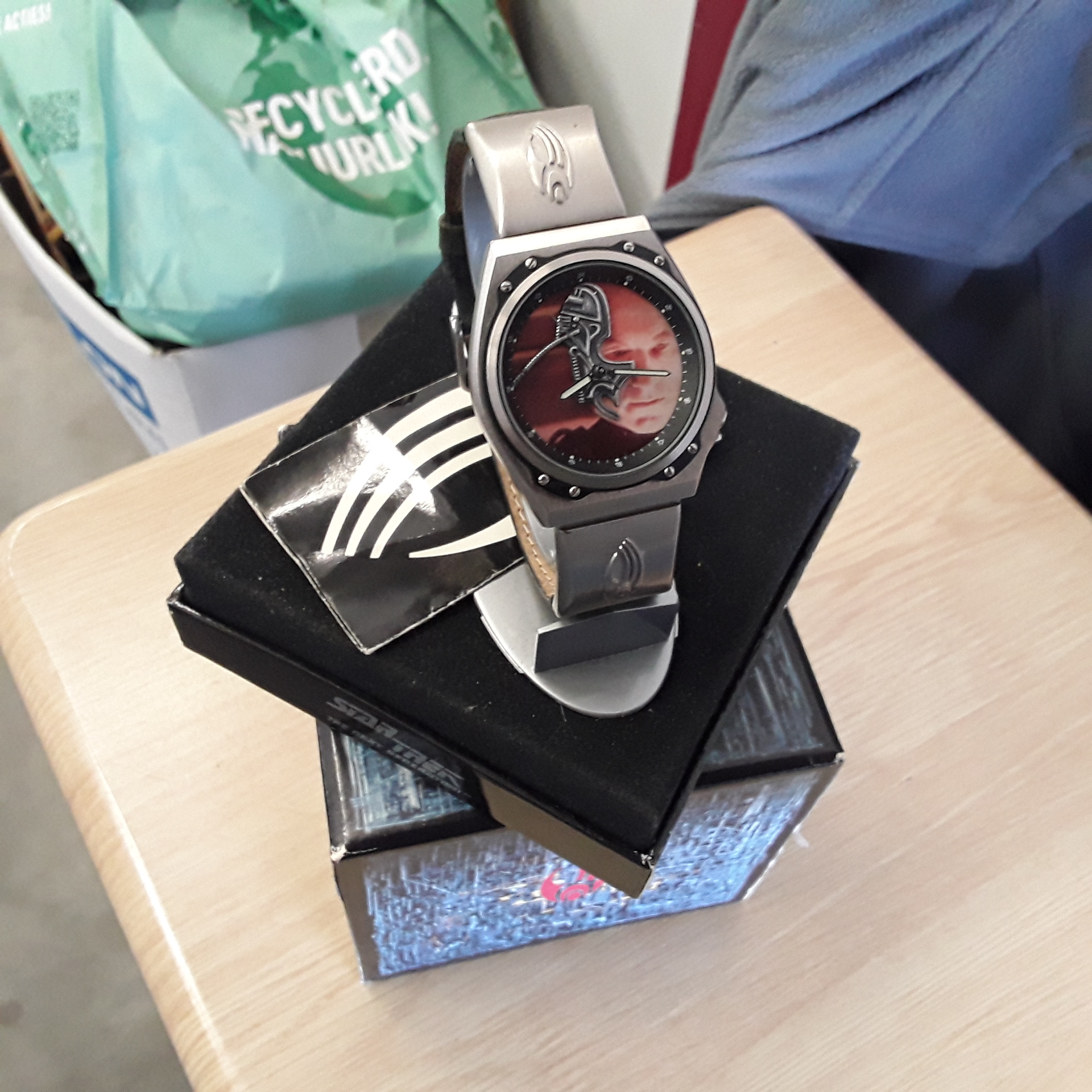 <p>Montre Star trek Next Gen<br />Edition limitée 00657/10000<br />150,00 € T.T.C<br /><a href="/Article/122371?type=depose" style="color:white;" target="_blank">Lien vers l&#39;article</a></p>