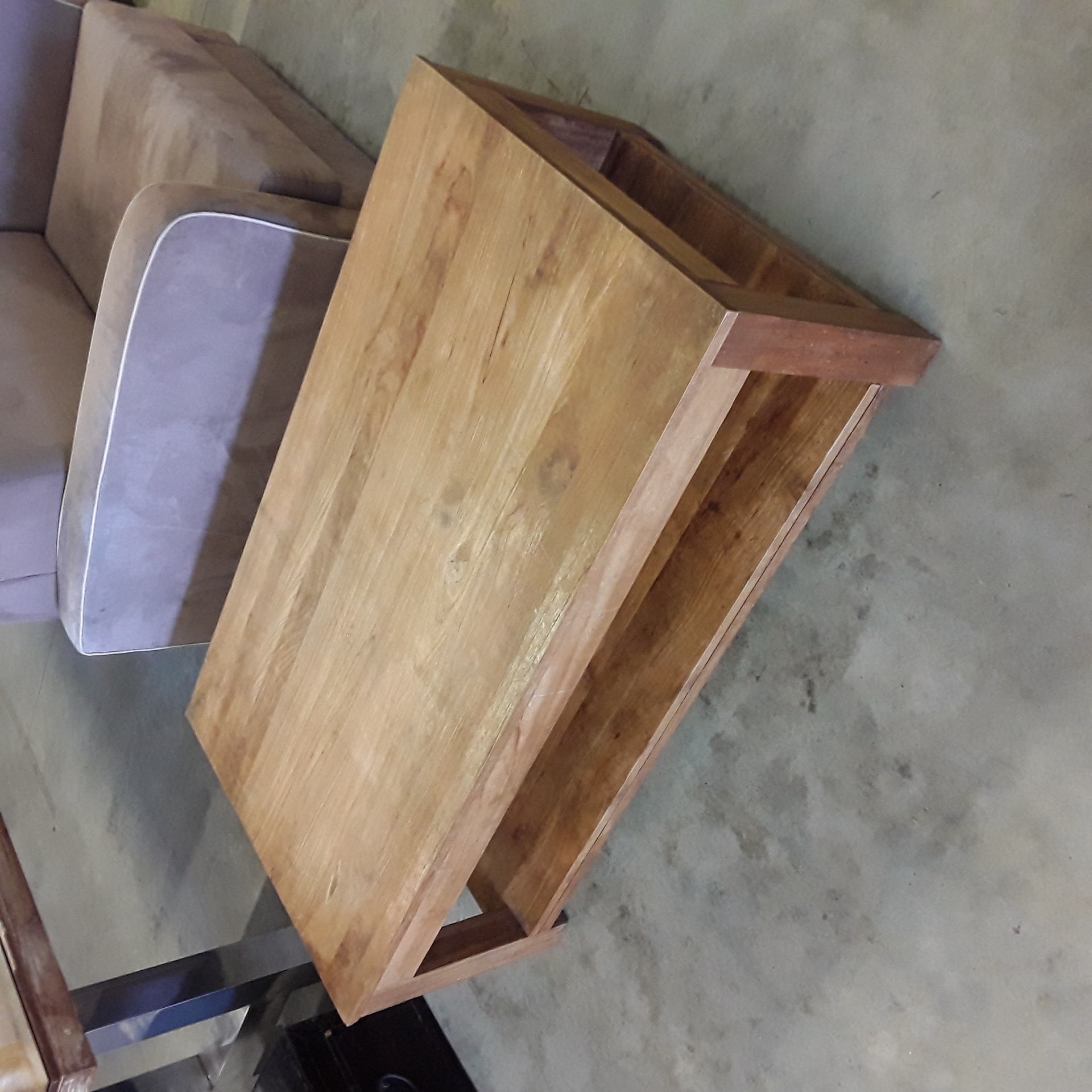 <p>Table de salon en Teck clair<br />130x70x H:45cm<br />150,00 € T.T.C<br /><a href="/Article/123426?type=depose" style="color:white;" target="_blank">Lien vers l'article</a></p>