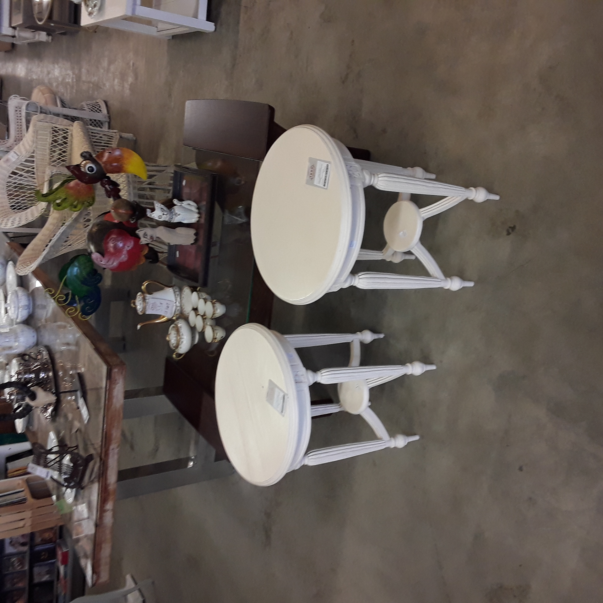 <p>Table basse Ronde blanche<br />Travaillée<br />30,00 € T.T.C<br /><a href="/Article/123635?type=depose" style="color:white;" target="_blank">Lien vers l'article</a></p>