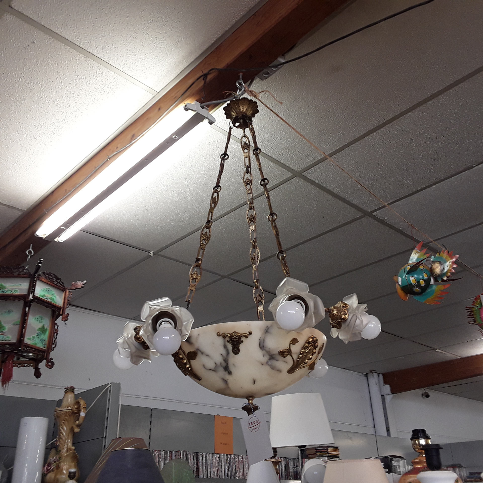 <p>Lustre albatre 6 lampes<br />75,00 € T.T.C<br /><a href="/Article/122950?type=depose" style="color:white;" target="_blank">Lien vers l'article</a></p>