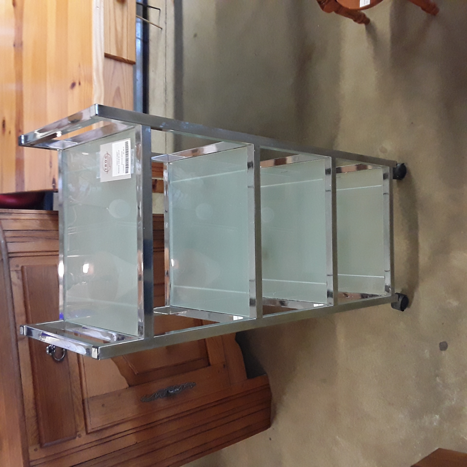 <p>desserte métal et verre<br />30,00 € T.T.C<br /><a href="/Article/123366?type=depose" style="color:white;" target="_blank">Lien vers l'article</a></p>