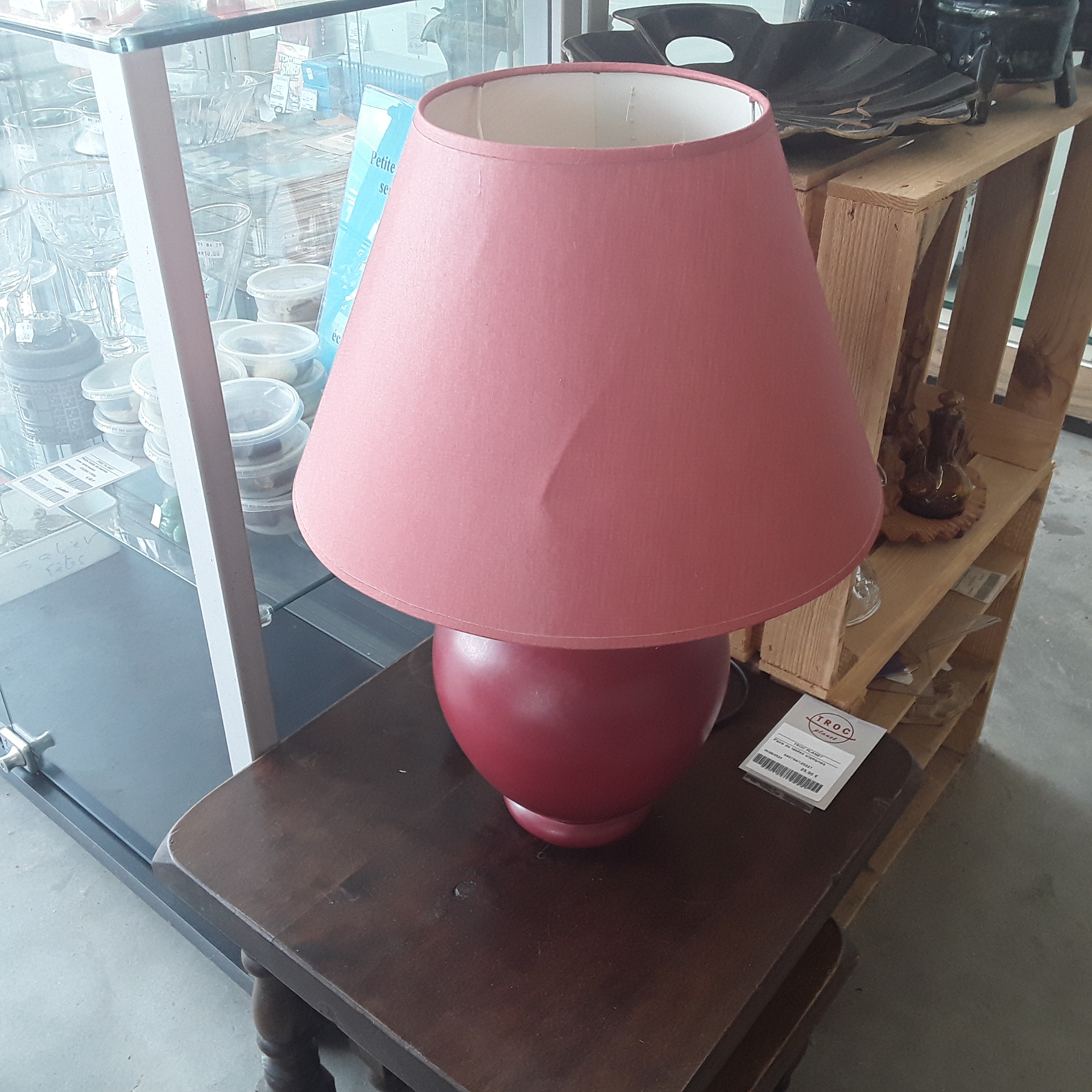 <p>Lampe abat-jours rouge<br />15,00 € T.T.C<br /><a href="/Article/122287?type=depose" style="color:white;" target="_blank">Lien vers l&#39;article</a></p>
