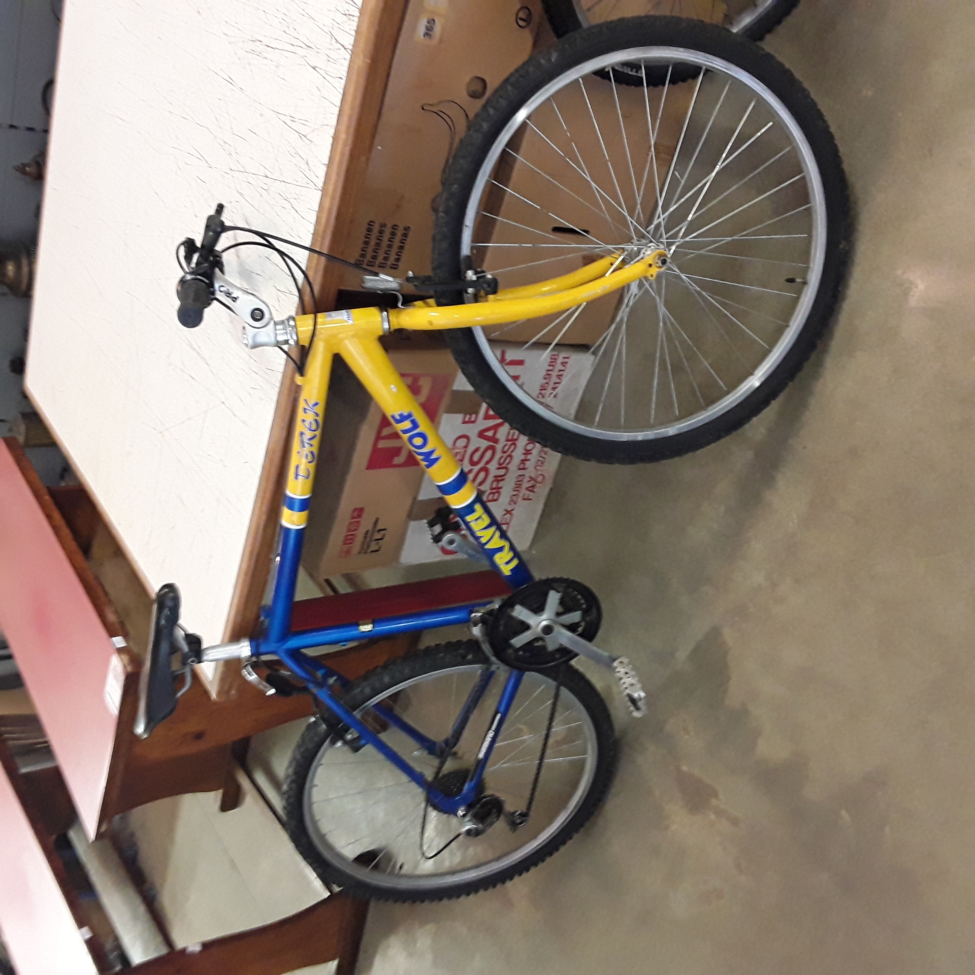 <p>Vélo DERECK Travel Wolf<br />Bleu jaune  7 vitesses<br />75,00 € T.T.C<br /><a href="/Article/123632?type=depose" style="color:white;" target="_blank">Lien vers l'article</a></p>