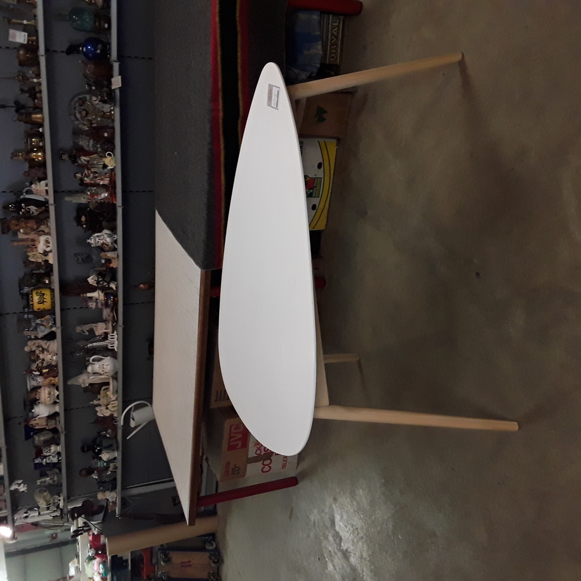 <p>Table blanche  maison du Monde<br />3 pieds<br />100,00 € T.T.C<br /><a href="/Article/123222?type=depose" style="color:white;" target="_blank">Lien vers l'article</a></p>