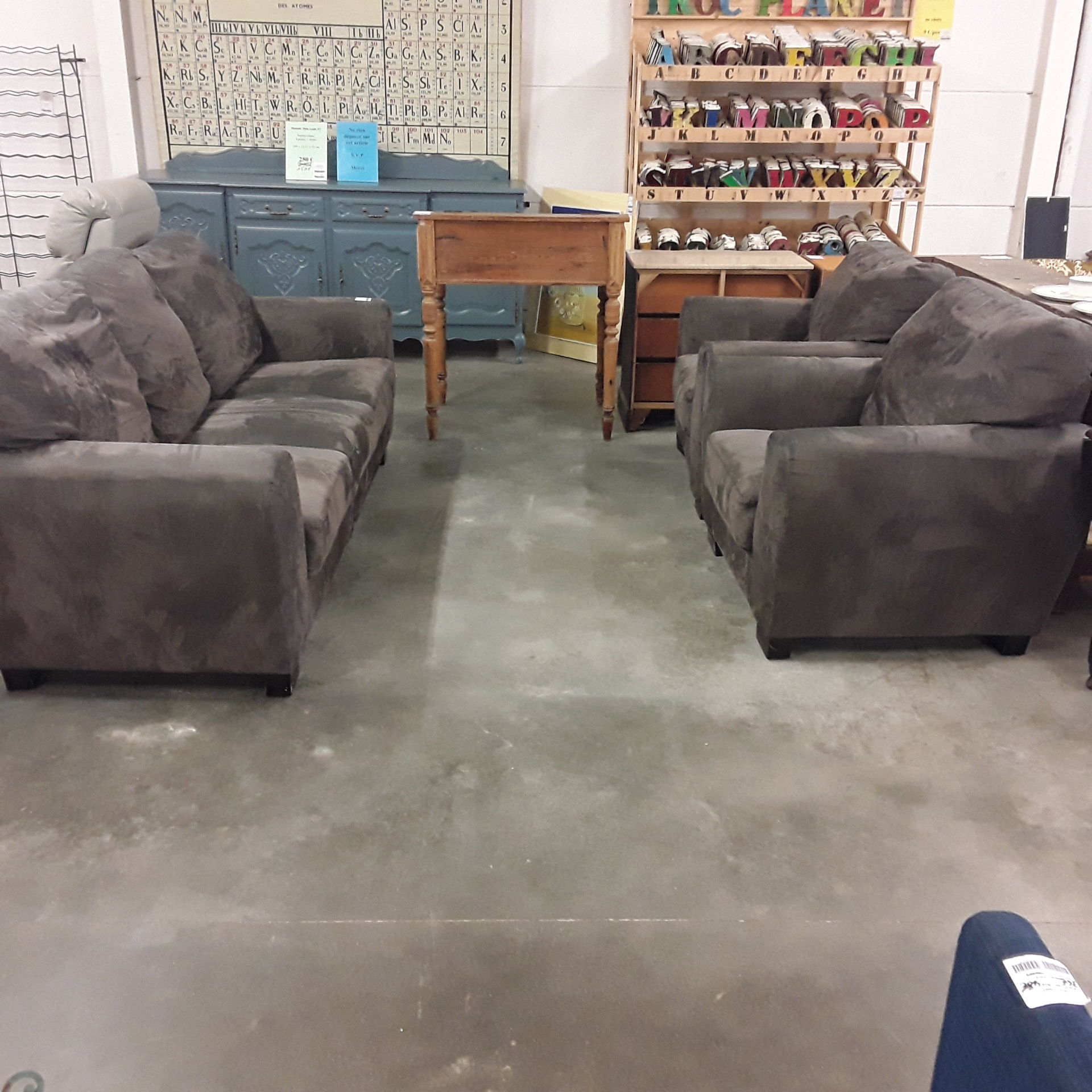 <p>Salon 3+1+1 Tempo Doulou<br />microfibre<br />300,00 € T.T.C<br /><a href="/Article/122556?type=depose" style="color:white;" target="_blank">Lien vers l&#39;article</a></p>