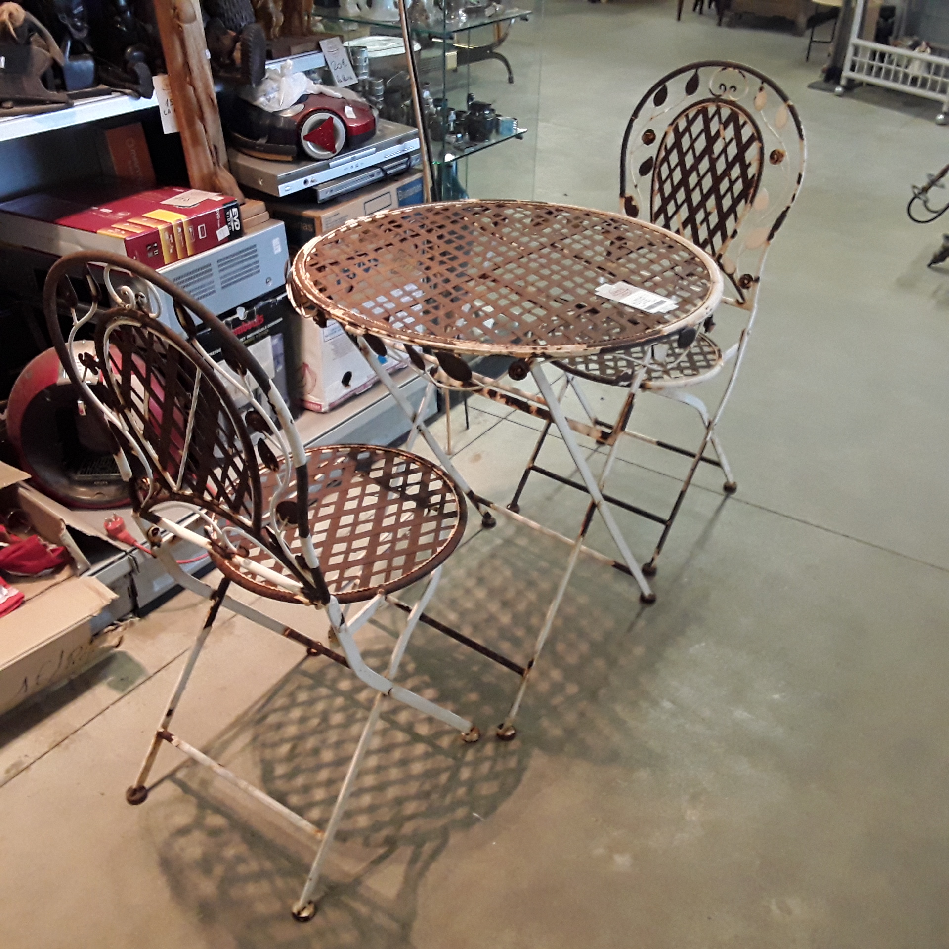 <p>Table fer forgé patine<br />ancienne + 2 chaises<br />125,00 € T.T.C<br /><a href="/Article/122524?type=depose" style="color:white;" target="_blank">Lien vers l&#39;article</a></p>