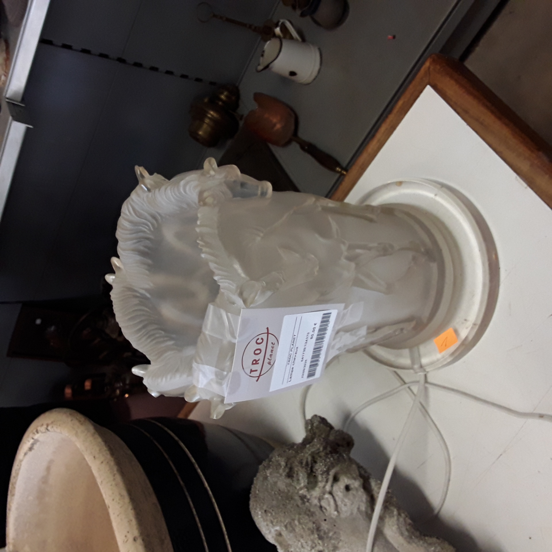 <p>Lampe chevaux<br />80,00 € T.T.C<br /><a href="/Article/124370?type=depose" style="color:white;" target="_blank">Lien vers l'article</a></p>