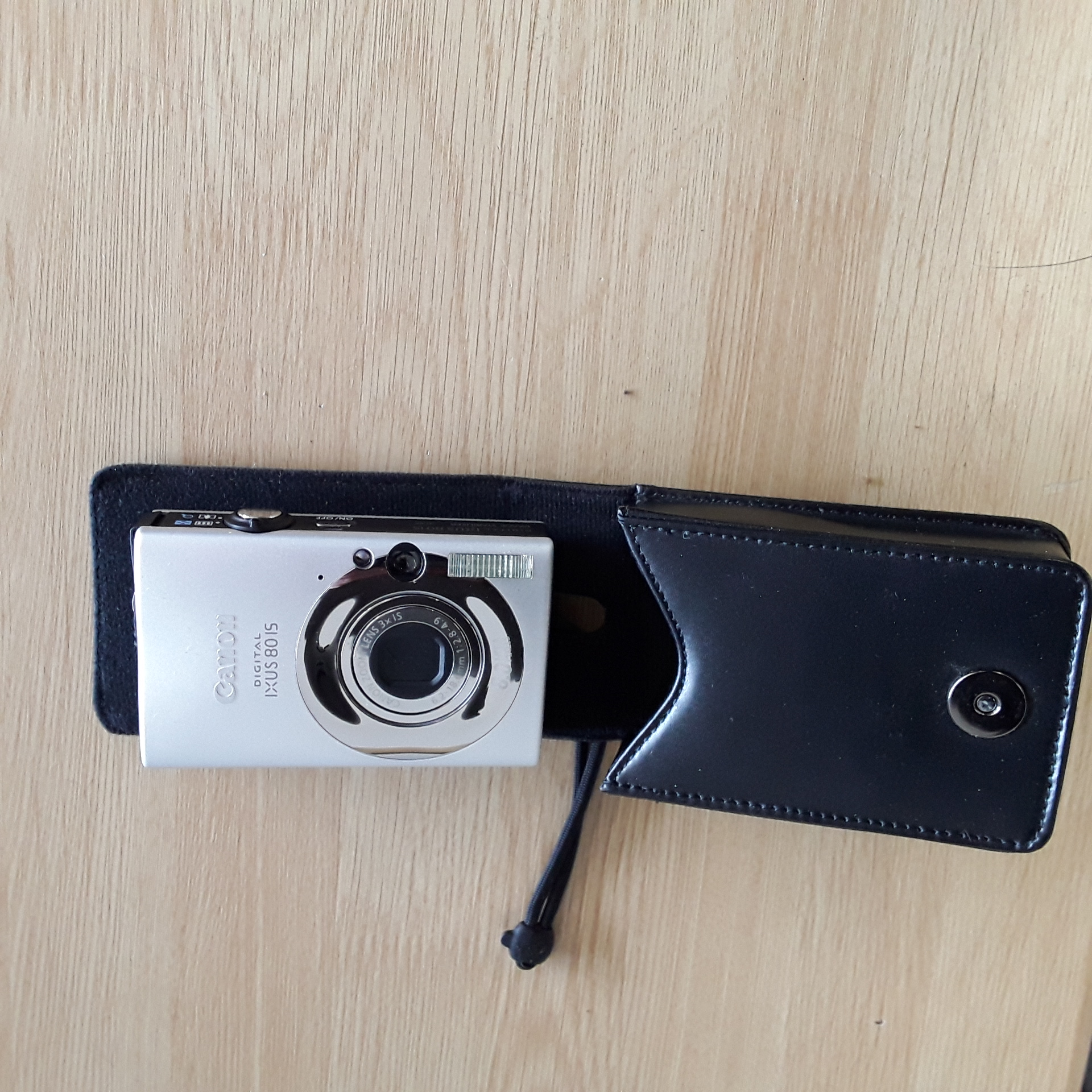 <p>Appareil photo CANON<br />IXUS  8015 Digital<br />32,00 € T.T.C<br /><a href="/Article/123946?type=depose" style="color:white;" target="_blank">Lien vers l'article</a></p>