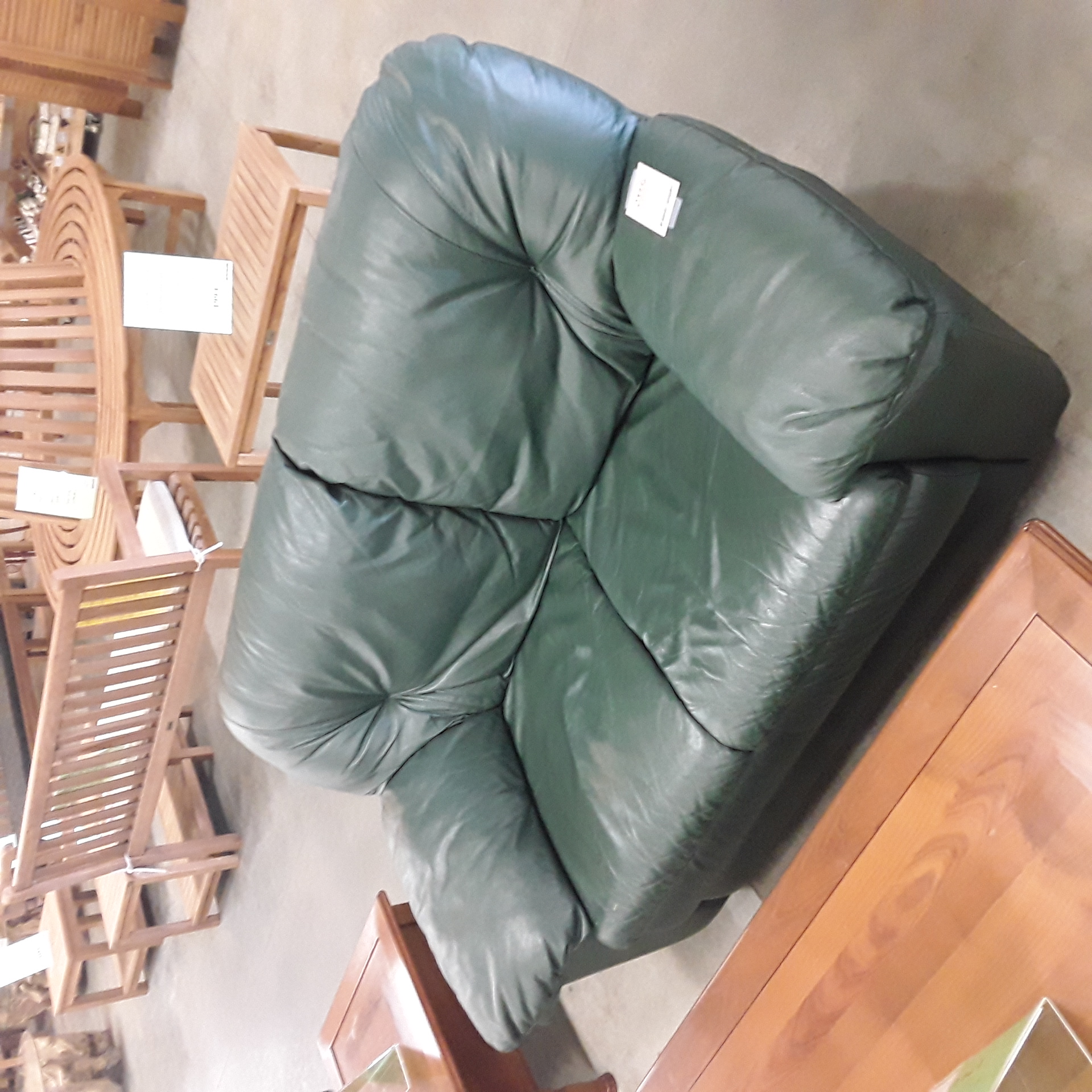 <p>Fauteuil vert foncé 2 places<br />75,00 € T.T.C<br /><a href="/Article/124608?type=depose" style="color:white;" target="_blank">Lien vers l'article</a></p>