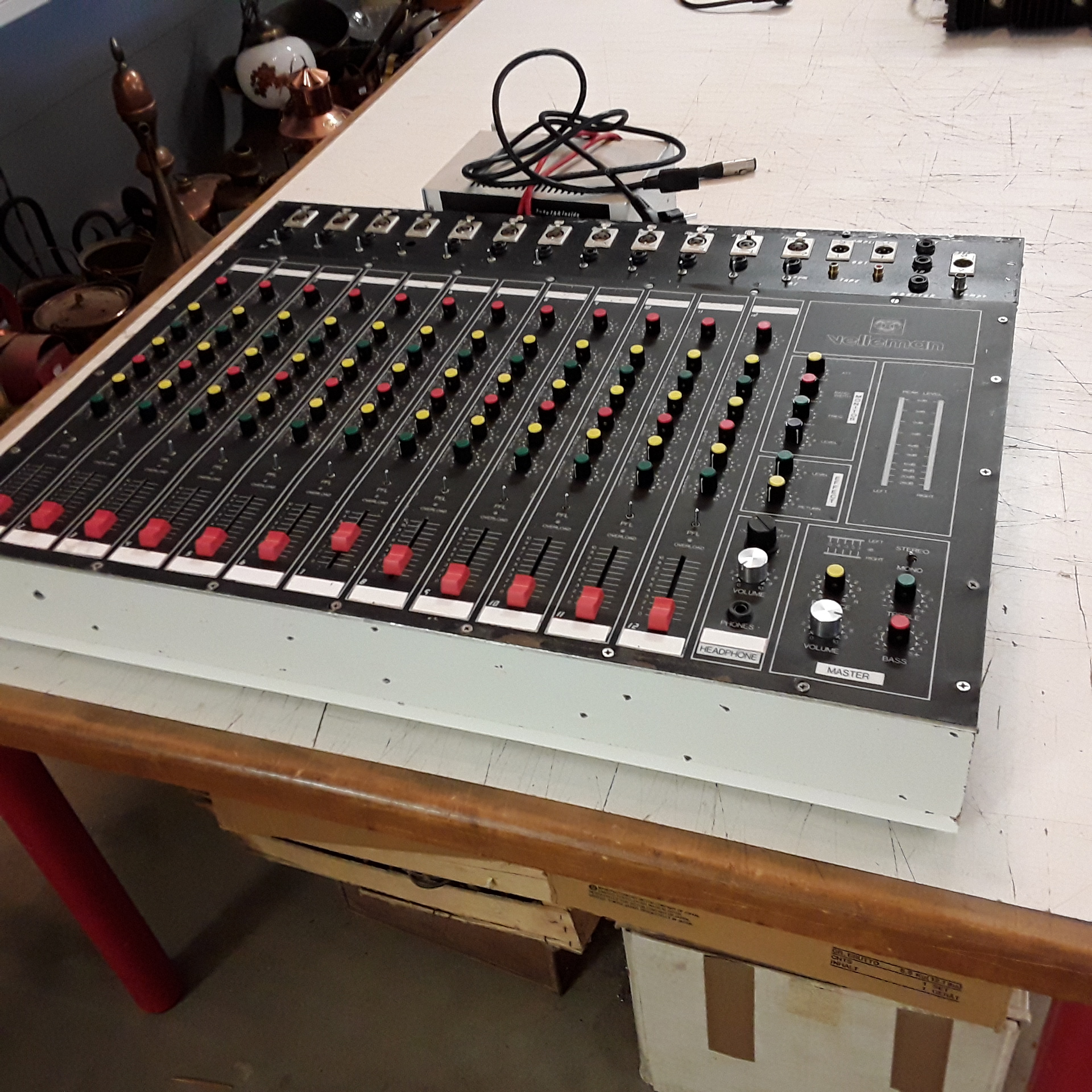 <p>Table de mixage Velleman<br />+ Ampli + ACS<br />120,00 € T.T.C<br /><a href="/Article/122931?type=depose" style="color:white;" target="_blank">Lien vers l'article</a></p>