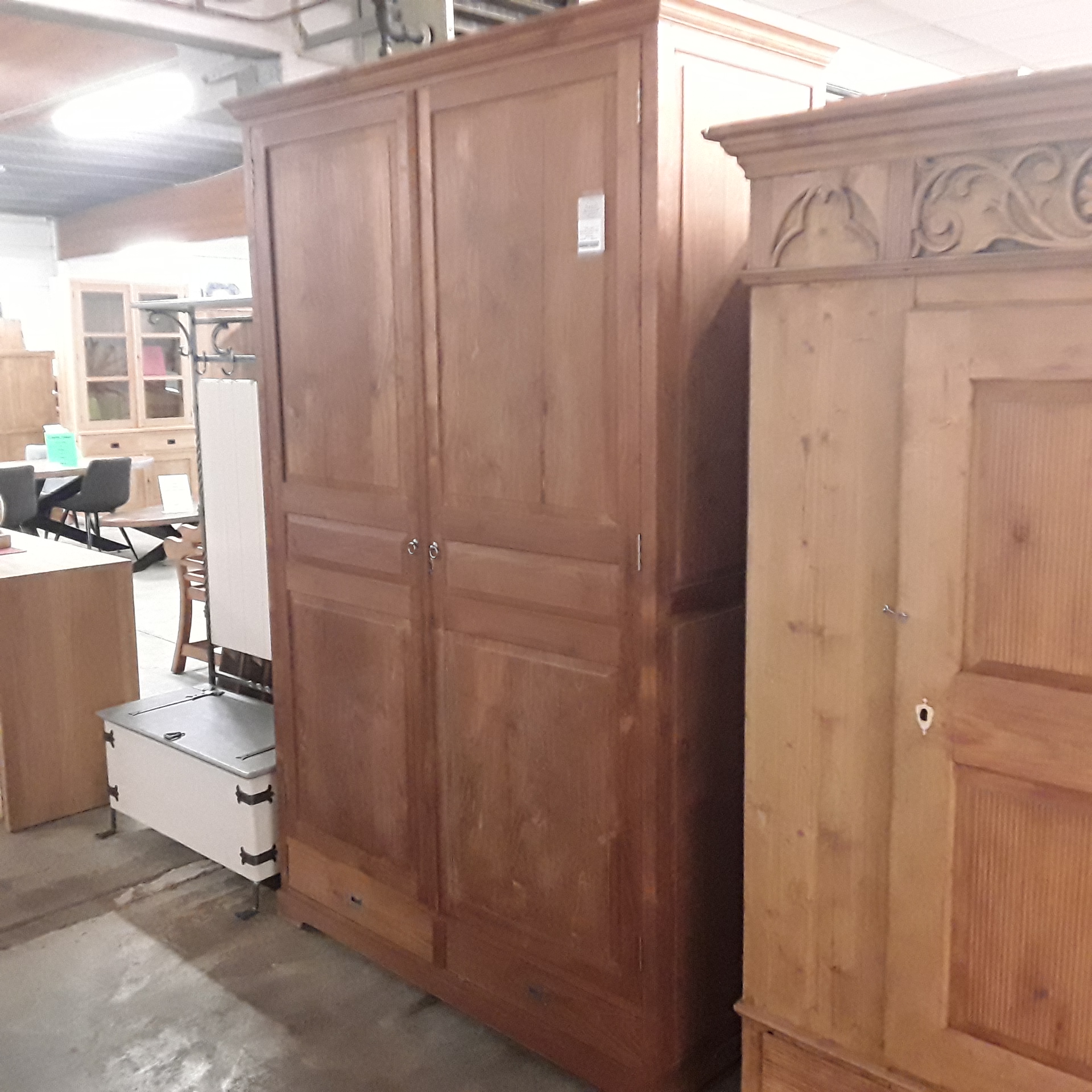 <p>Garde-robe 2 portes en Teck<br />150 x 65 x H 230 cm<br />250,00 € T.T.C<br /><a href="/Article/122251?type=depose" style="color:white;" target="_blank">Lien vers l&#39;article</a></p>