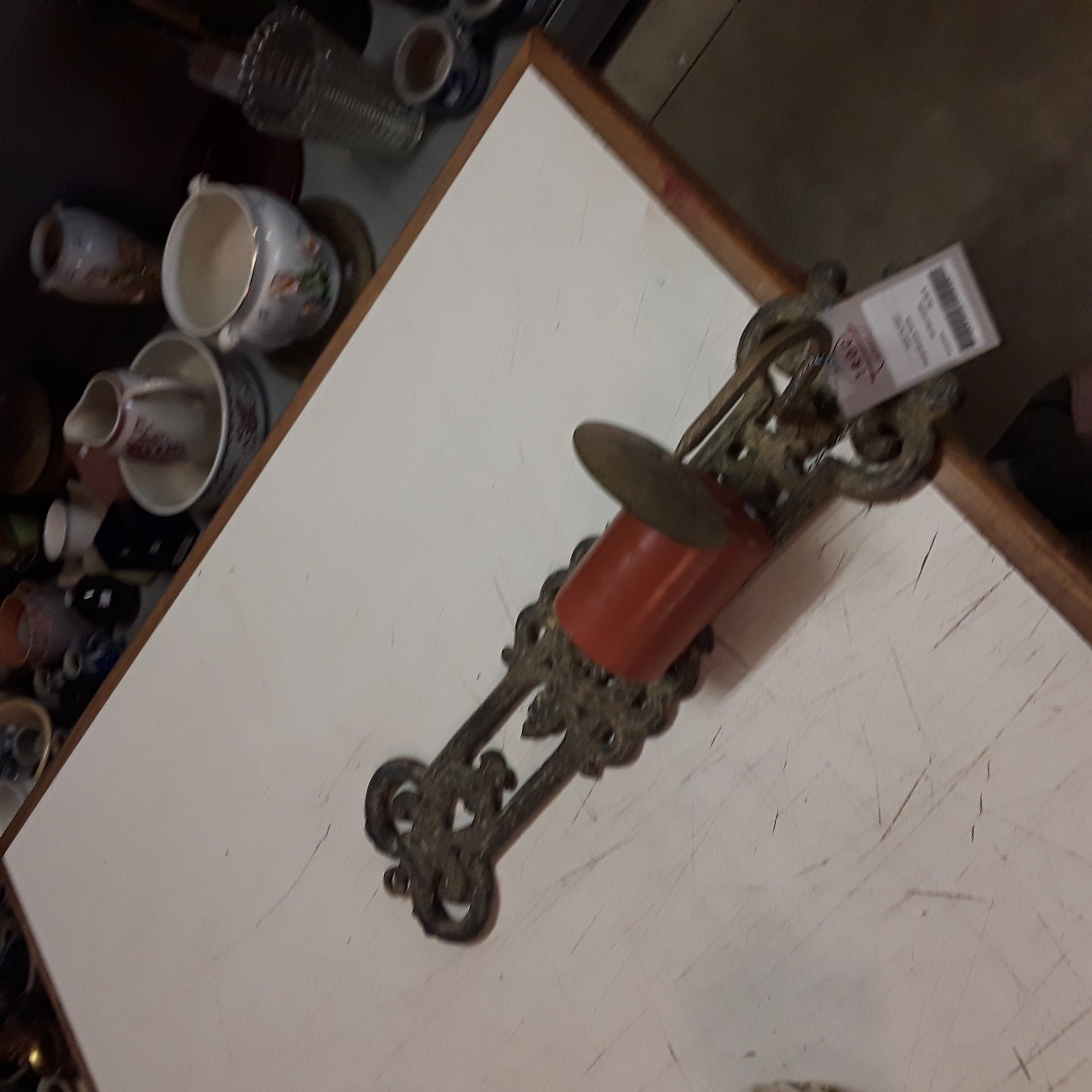 <p>Porte-bougie fonte<br />20,00 € T.T.C<br /><a href="/Article/123294?type=depose" style="color:white;" target="_blank">Lien vers l'article</a></p>