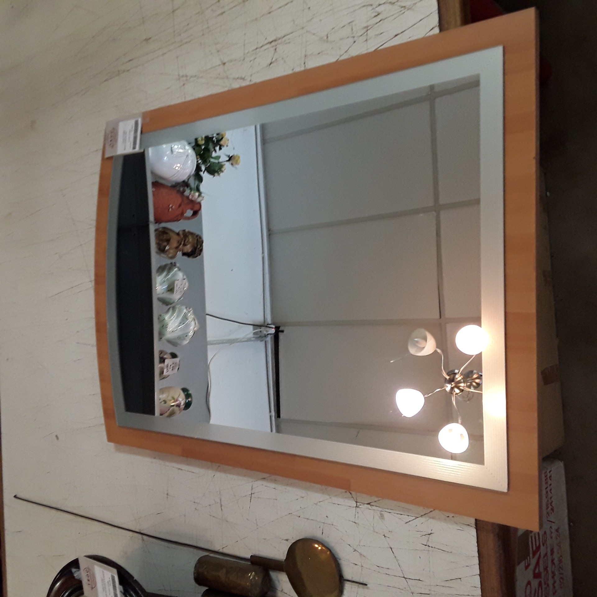 <p>Miroir moderne clair<br />20,00 € T.T.C<br /><a href="/Article/123902?type=depose" style="color:white;" target="_blank">Lien vers l'article</a></p>