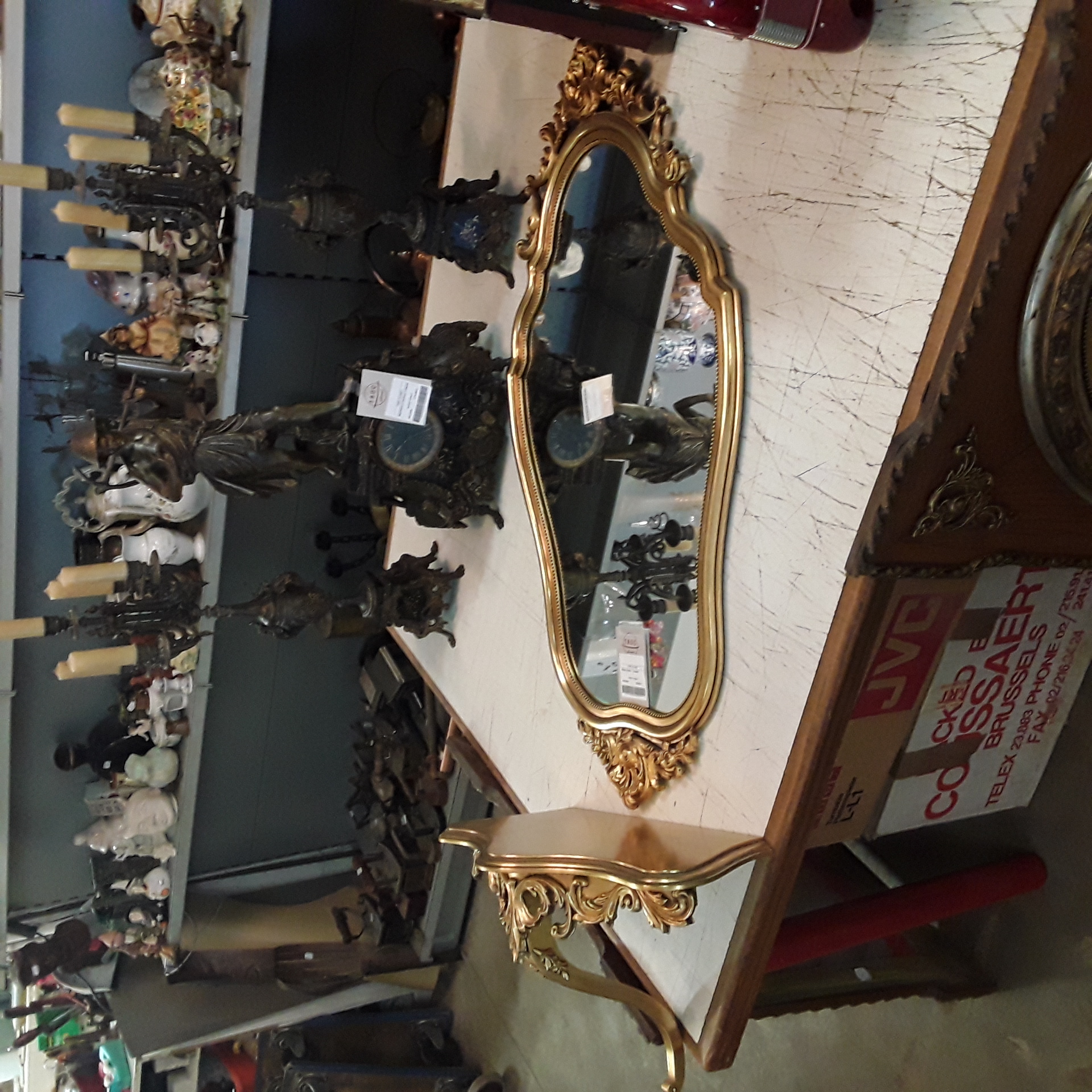 <p>Miroir dorée + console<br />95,00 € T.T.C<br /><a href="/Article/123411?type=depose" style="color:white;" target="_blank">Lien vers l'article</a></p>