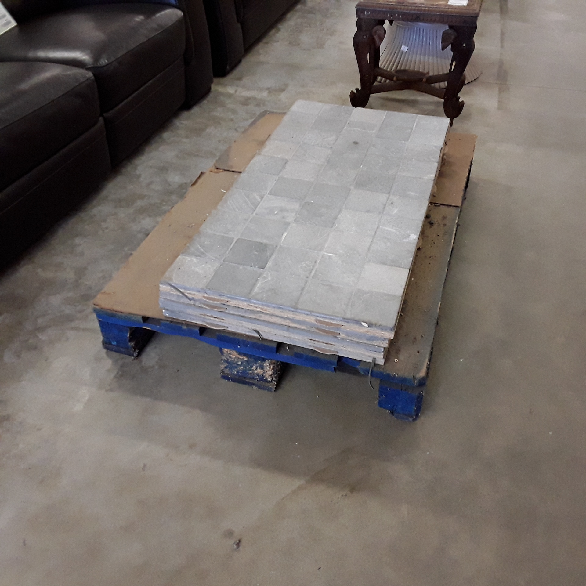 <p>Ensemble 4 dalles carrés gris <br />51 x 103 Cm = 2.1 M²<br />20,00 € T.T.C<br /><a href="/Article/122766?type=depose" style="color:white;" target="_blank">Lien vers l'article</a></p>