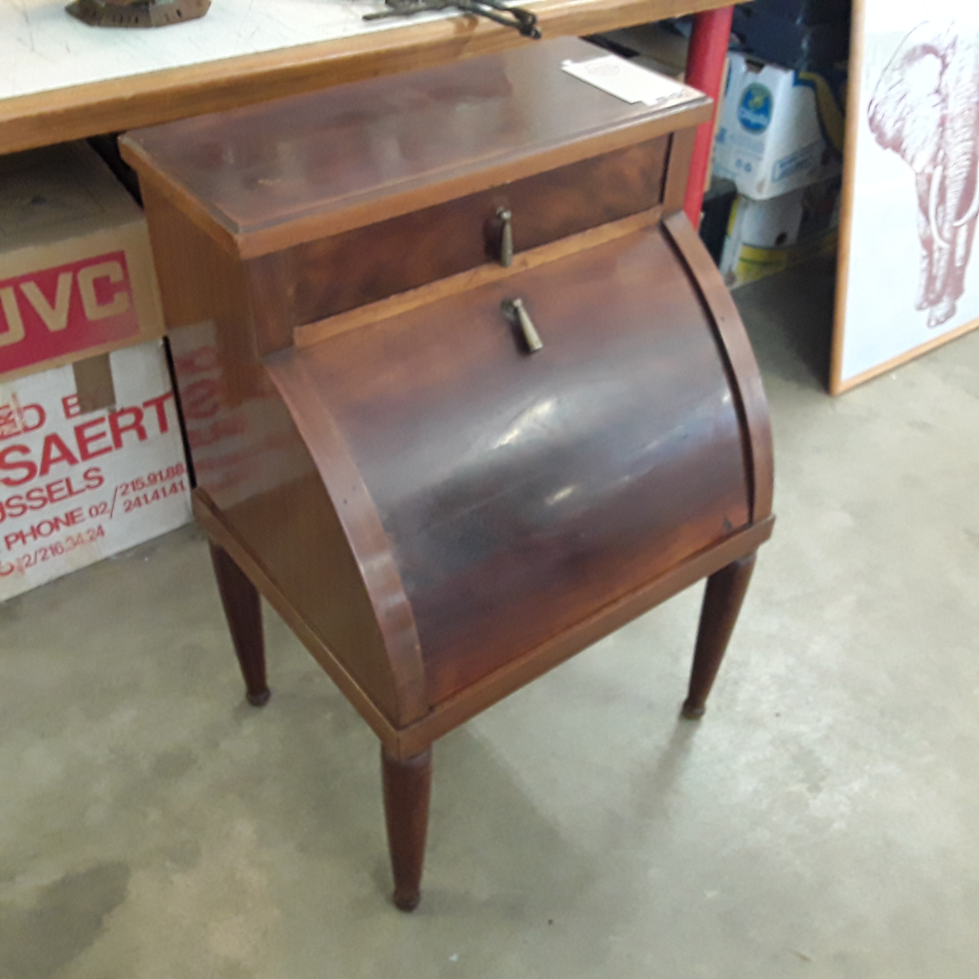 <p>Meuble acajou 1 abattant<br />1 tiroir<br />40,00 € T.T.C<br /><a href="/Article/122520?type=depose" style="color:white;" target="_blank">Lien vers l&#39;article</a></p>