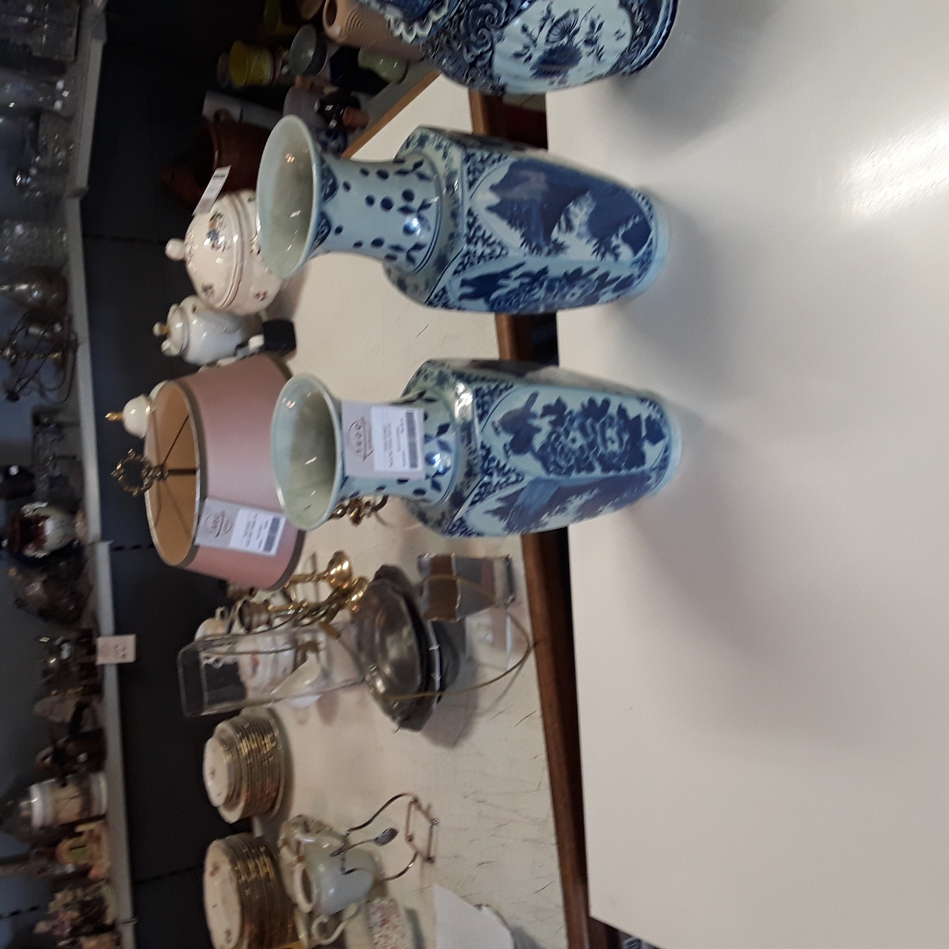 <p>Paire de vases chinois<br />95,00 € T.T.C<br /><a href="/Article/123867?type=depose" style="color:white;" target="_blank">Lien vers l'article</a></p>