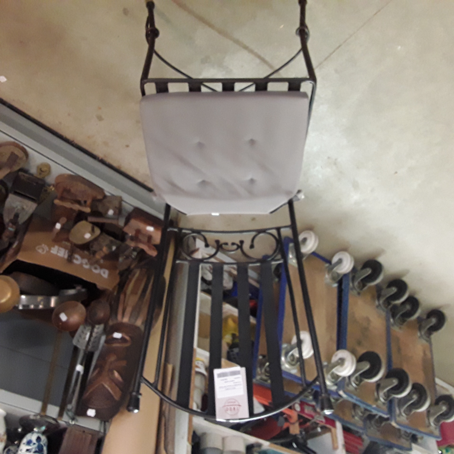 <p>Ensemble 6 chaises fer forgé<br />+coussins<br />160,00 € T.T.C<br /><a href="/Article/122398?type=depose" style="color:white;" target="_blank">Lien vers l'article</a></p>