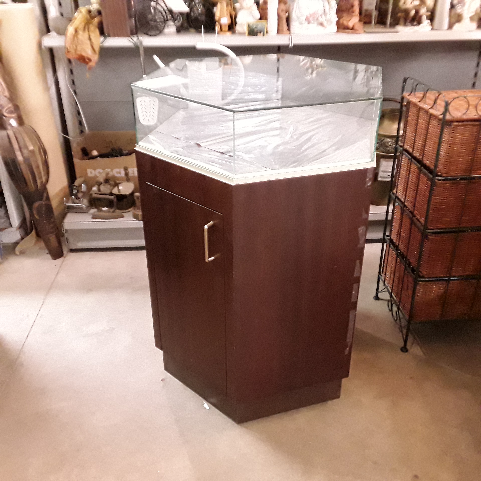 <p>Vitrine hexagonale 1 porte<br />75,00 € T.T.C<br /><a href="/Article/122827?type=depose" style="color:white;" target="_blank">Lien vers l&#39;article</a></p>