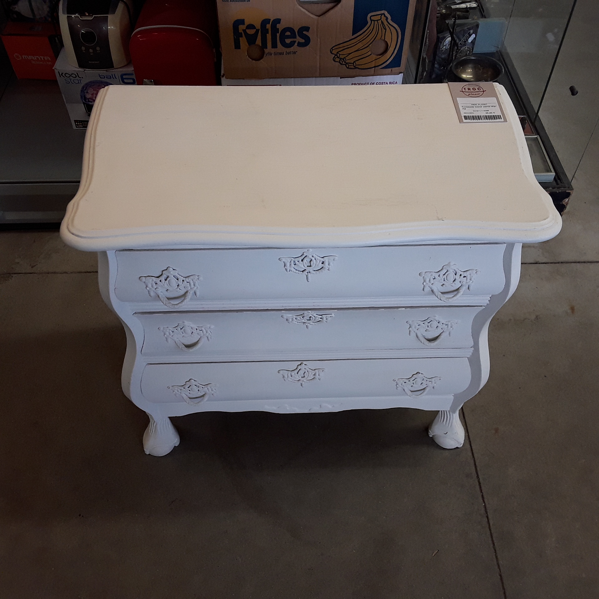 <p>Commode basse peinte blanc<br />PM<br />30,00 € T.T.C<br /><a href="/Article/116280?type=depose" style="color:white;" target="_blank">Lien vers l&#39;article</a></p>