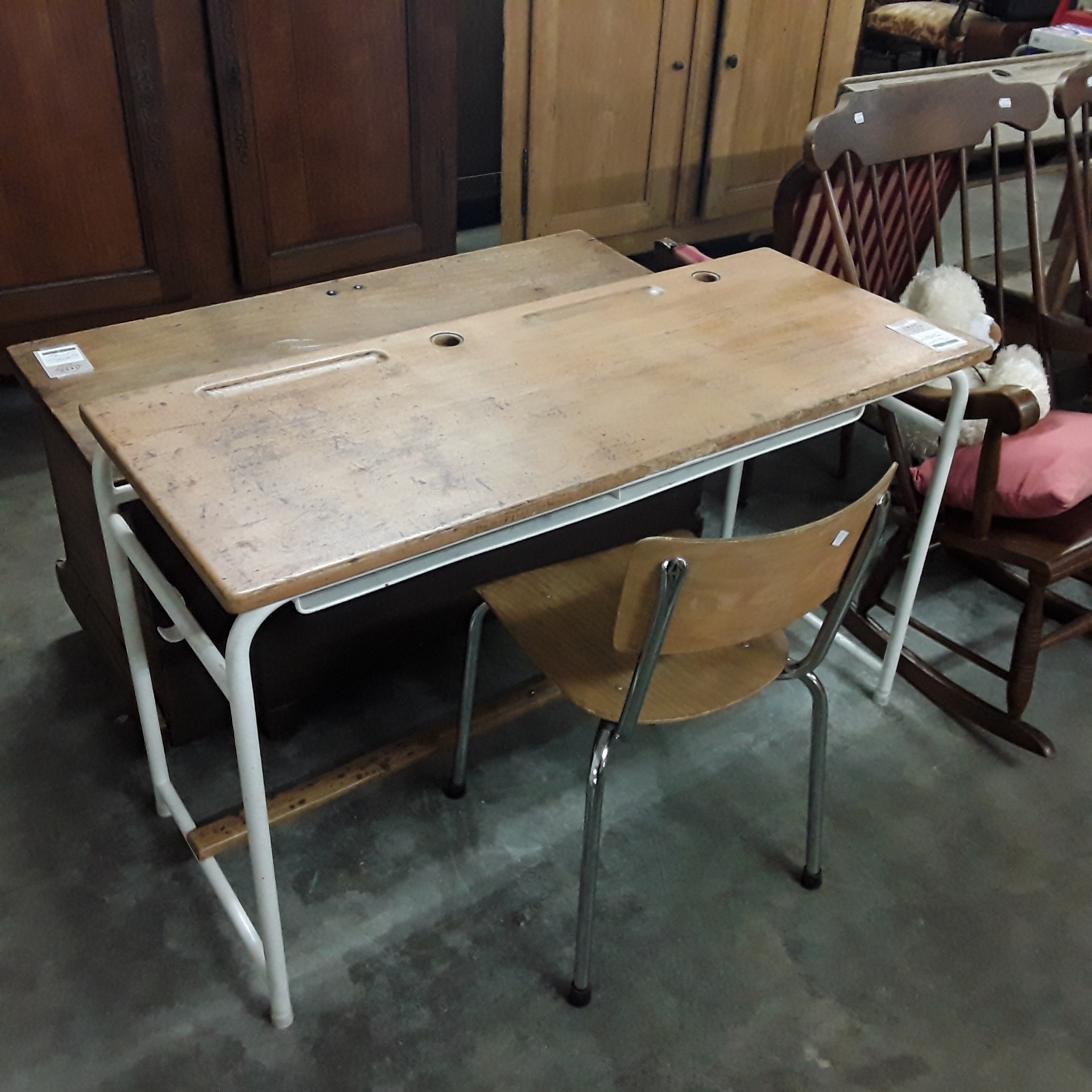 <p>Bureau d'écolier +chaise<br />110,00 € T.T.C<br /><a href="/Article/123224?type=depose" style="color:white;" target="_blank">Lien vers l'article</a></p>