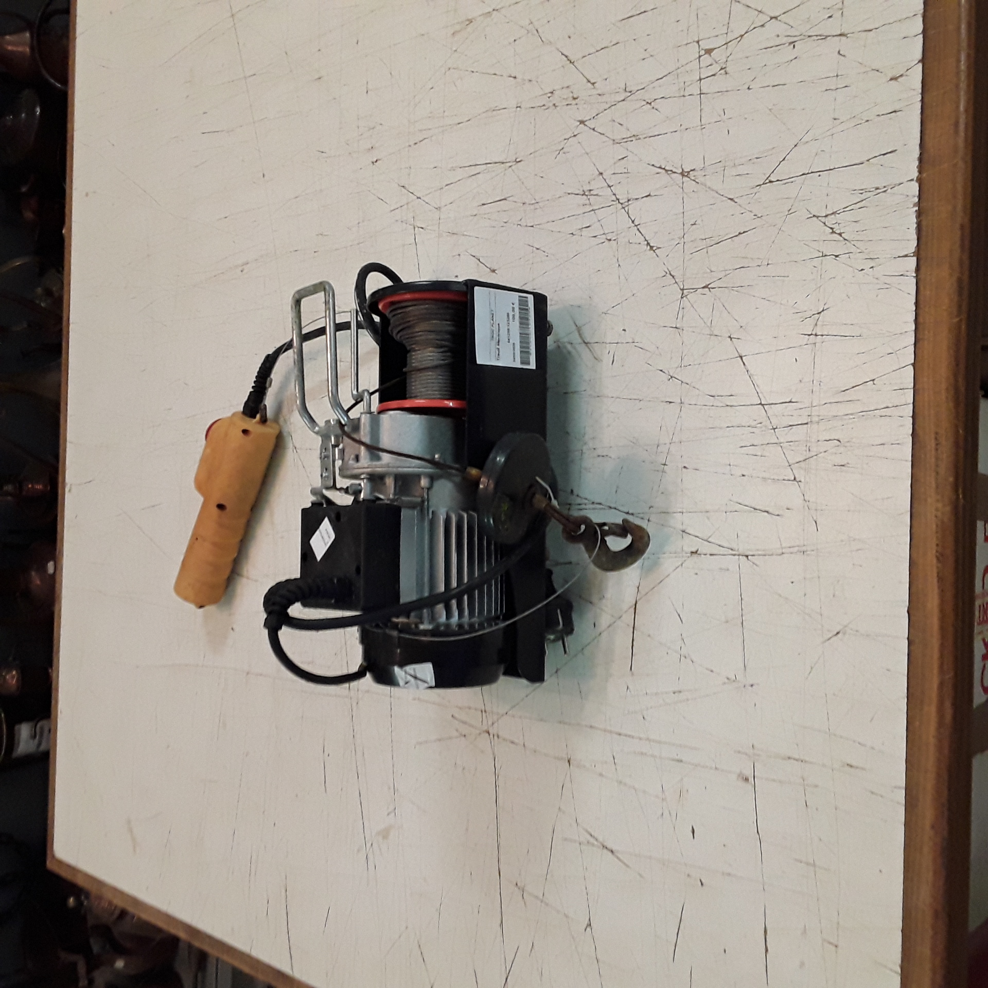 <p>Treuil électrique <br />100,00 € T.T.C<br /><a href="/Article/123286?type=depose" style="color:white;" target="_blank">Lien vers l'article</a></p>