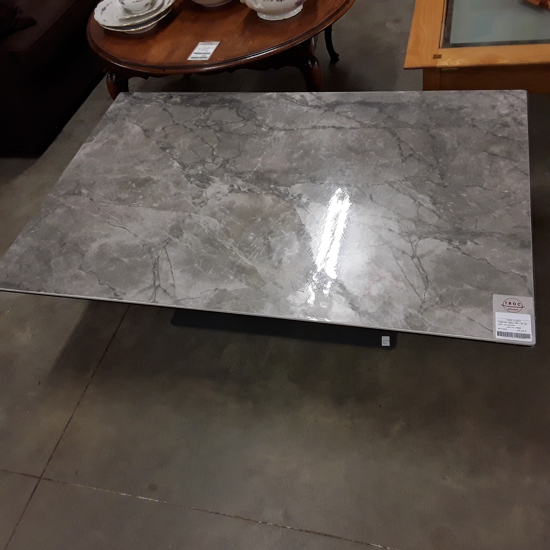 <p>Table de salon 120 x 80 cm<br />style céramique <br />225,00 € T.T.C<br /><a href="/Article/119969?type=depose" style="color:white;" target="_blank">Lien vers l&#39;article</a></p>