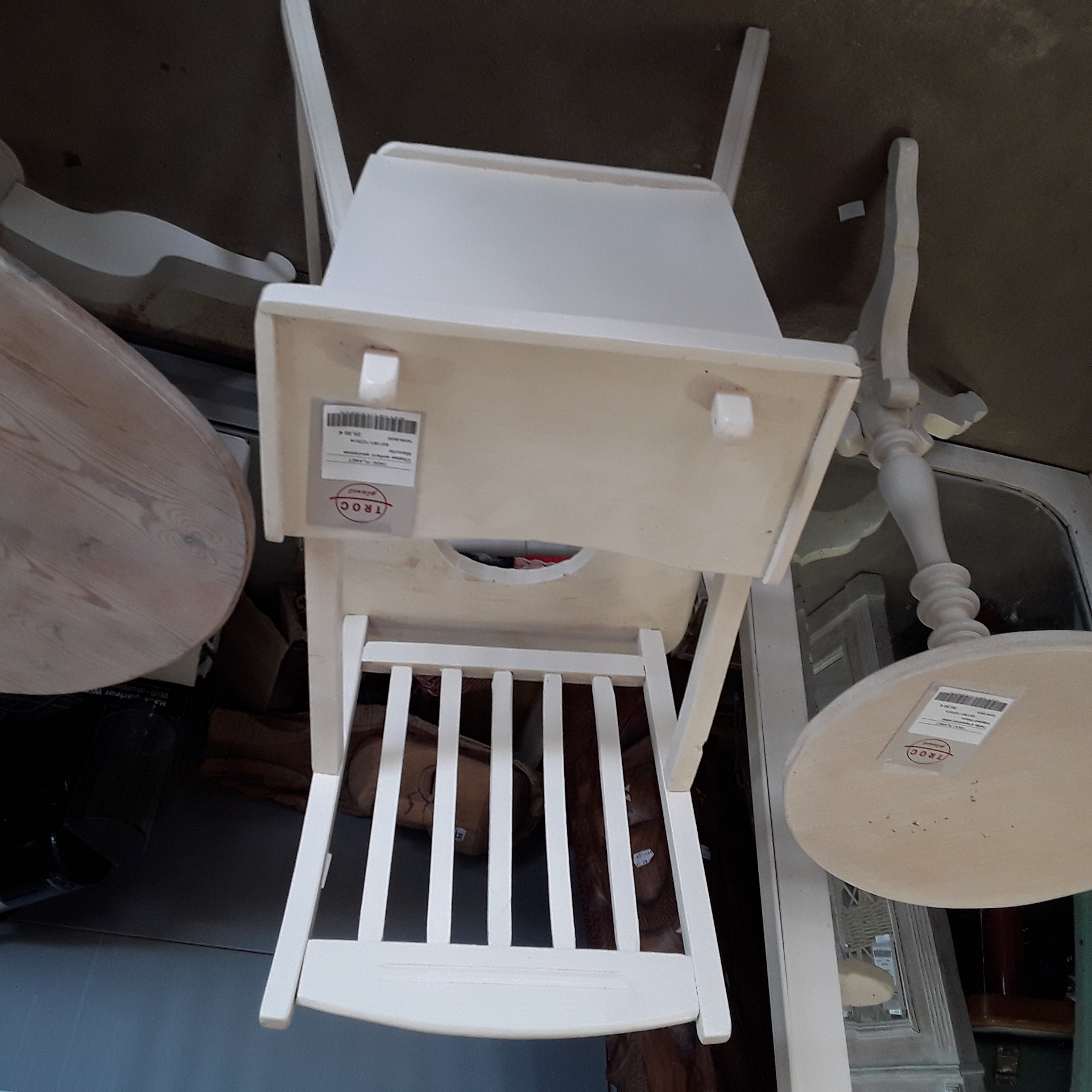 <p>Chaise enfant ancienne<br />blanche<br />25,00 € T.T.C<br /><a href="/Article/123514?type=depose" style="color:white;" target="_blank">Lien vers l'article</a></p>