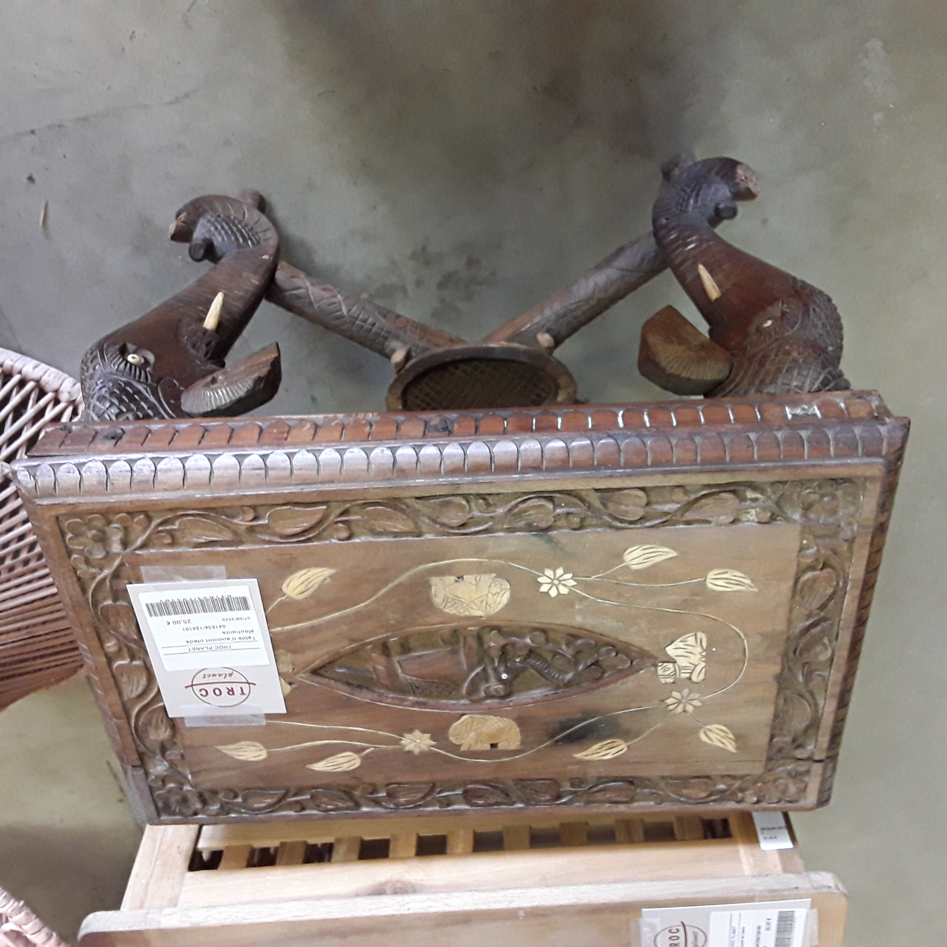 <p>Table d'appoint pieds<br />éléphants<br />25,00 € T.T.C<br /><a href="/Article/124161?type=depose" style="color:white;" target="_blank">Lien vers l'article</a></p>