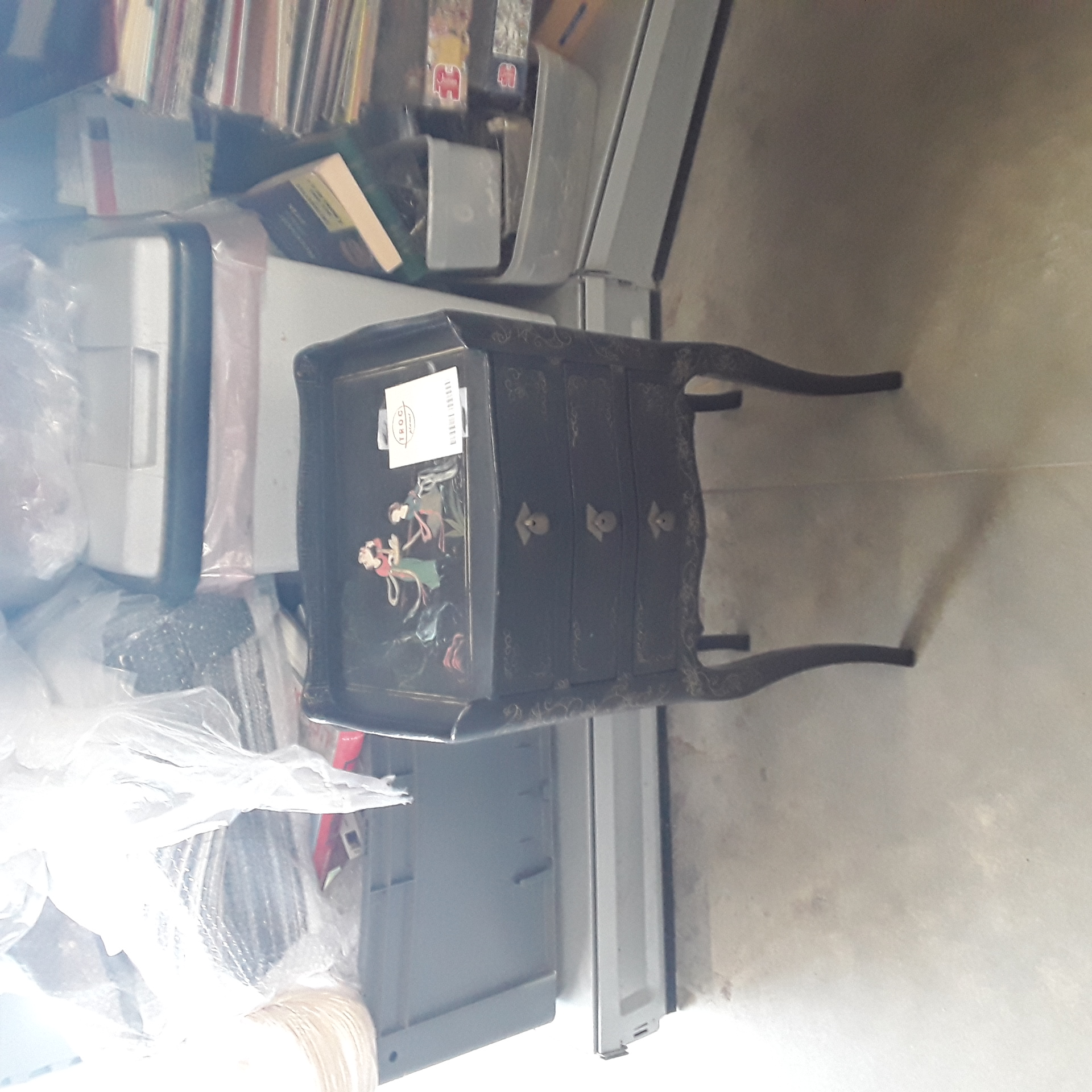 <p>Petit meuble Déco chinois<br />50,00 € T.T.C<br /><a href="/Article/123477?type=depose" style="color:white;" target="_blank">Lien vers l'article</a></p>