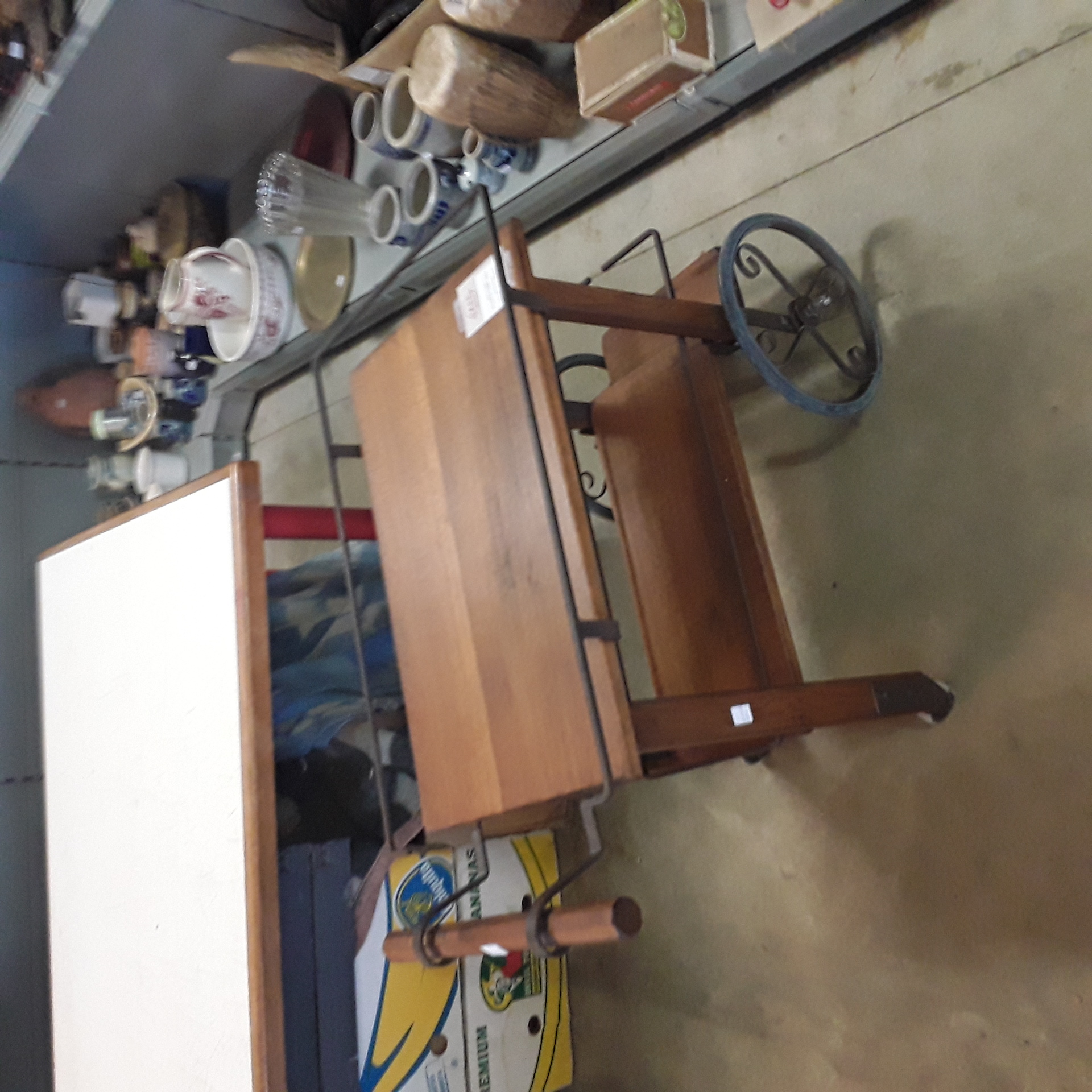 <p>Desserte sur roulette  chêne<br />50,00 € T.T.C<br /><a href="/Article/123352?type=depose" style="color:white;" target="_blank">Lien vers l'article</a></p>